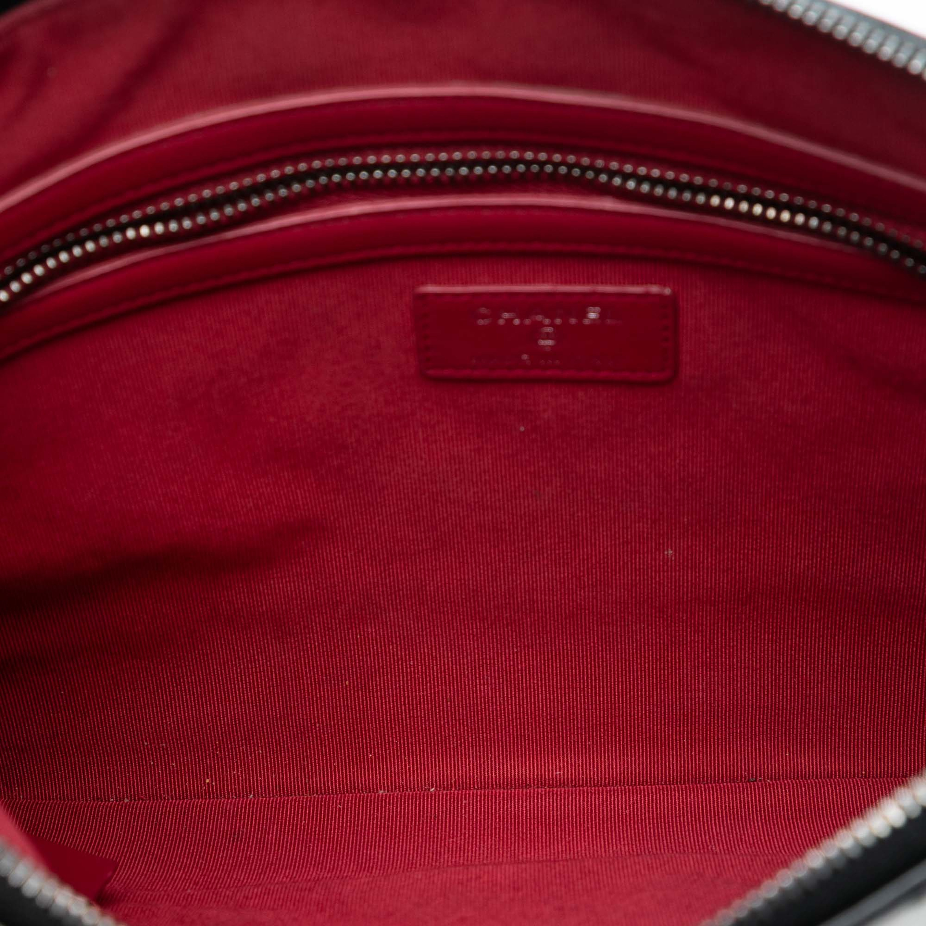 Chanel Medium Aged Calfskin Gabrielle O Case Clutch, från Luxclusif, i färgen white. Klicka för att öppna bilden i stort format