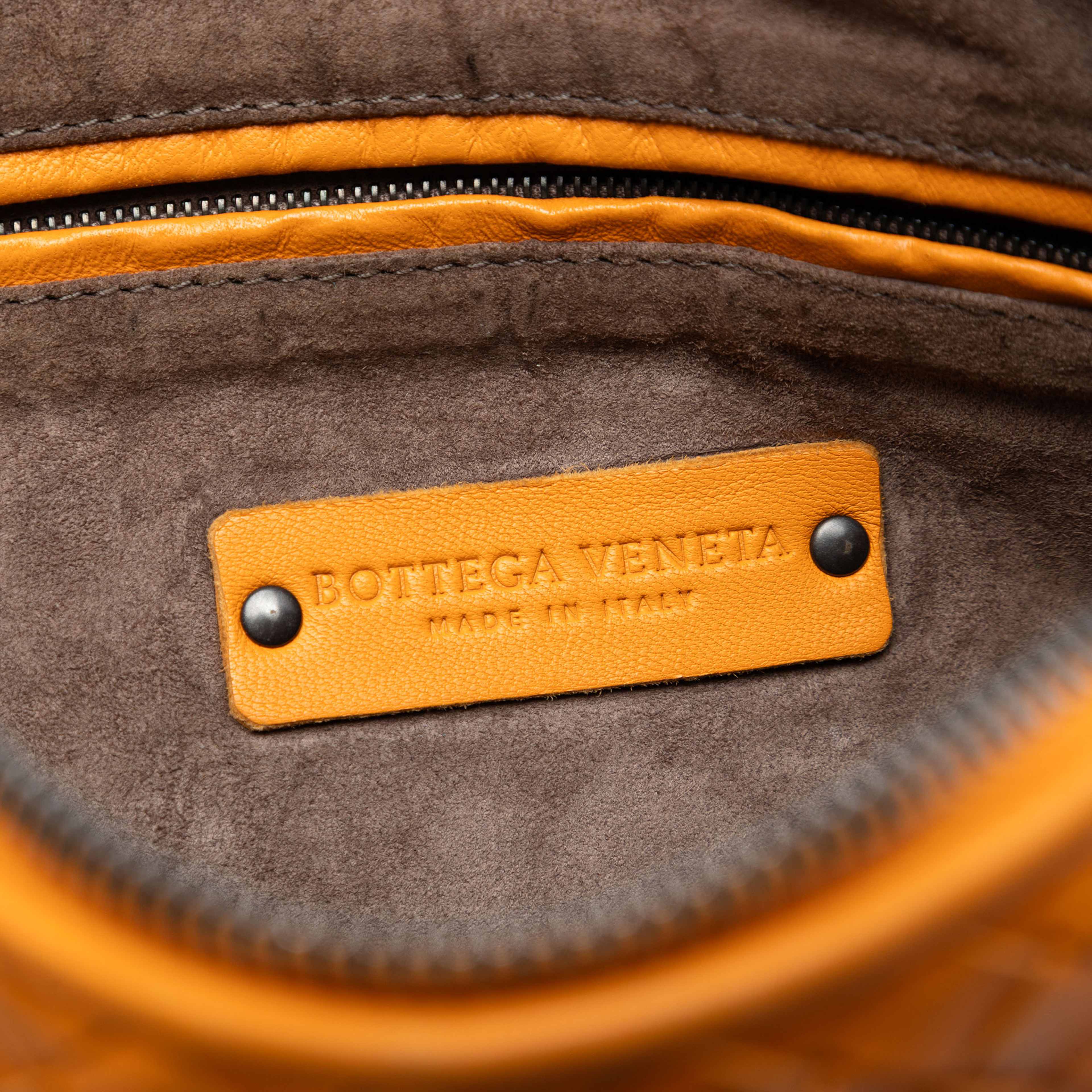 Bottega Veneta Nappa Intrecciato Nodini Crossbody, från Luxclusif, i färgen orange. Klicka för att öppna bilden i stort format