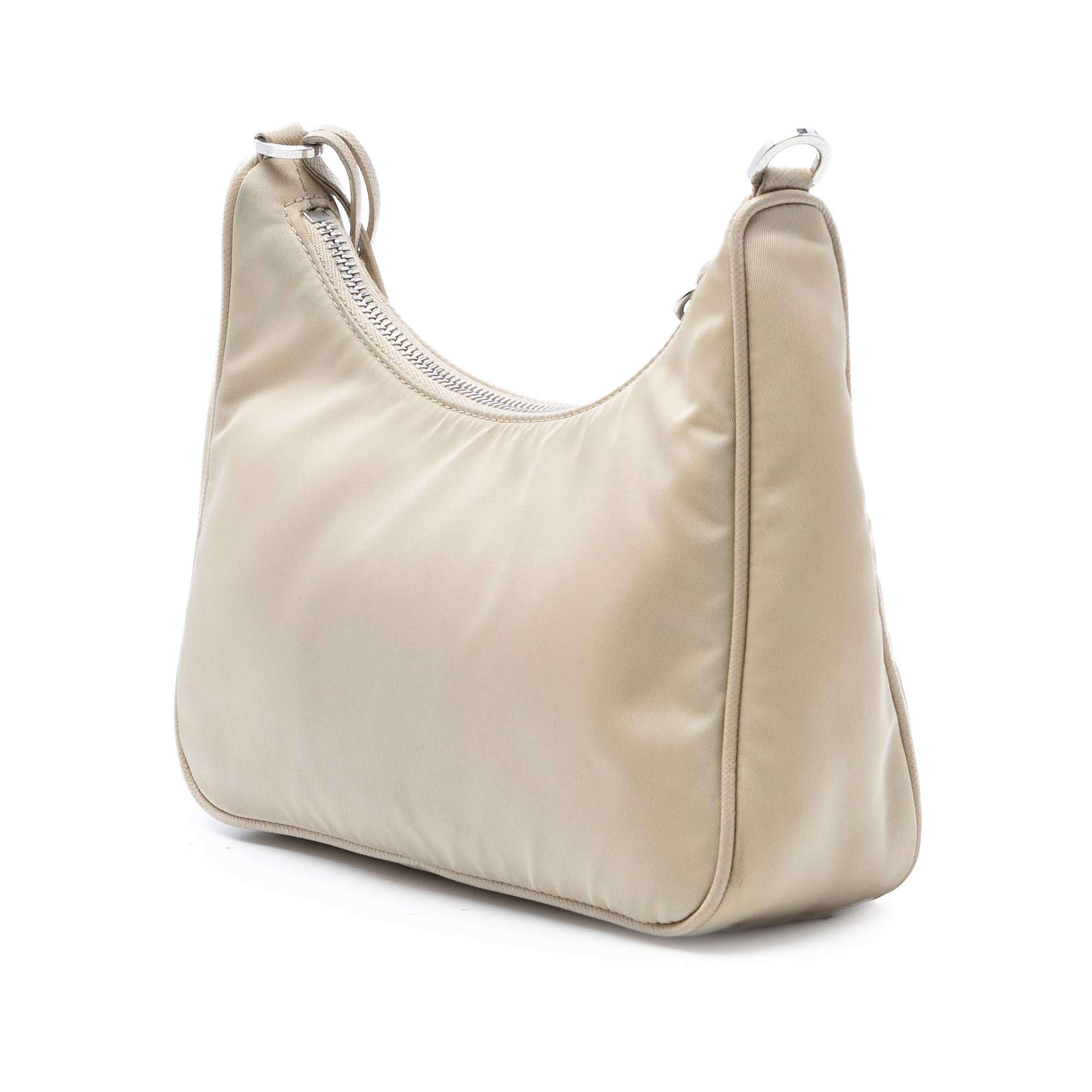 Prada Re Nylon Re Edition 2005 Shoulder Bag, från Luxclusif, i färgen beige. Klicka för att öppna bilden i stort format