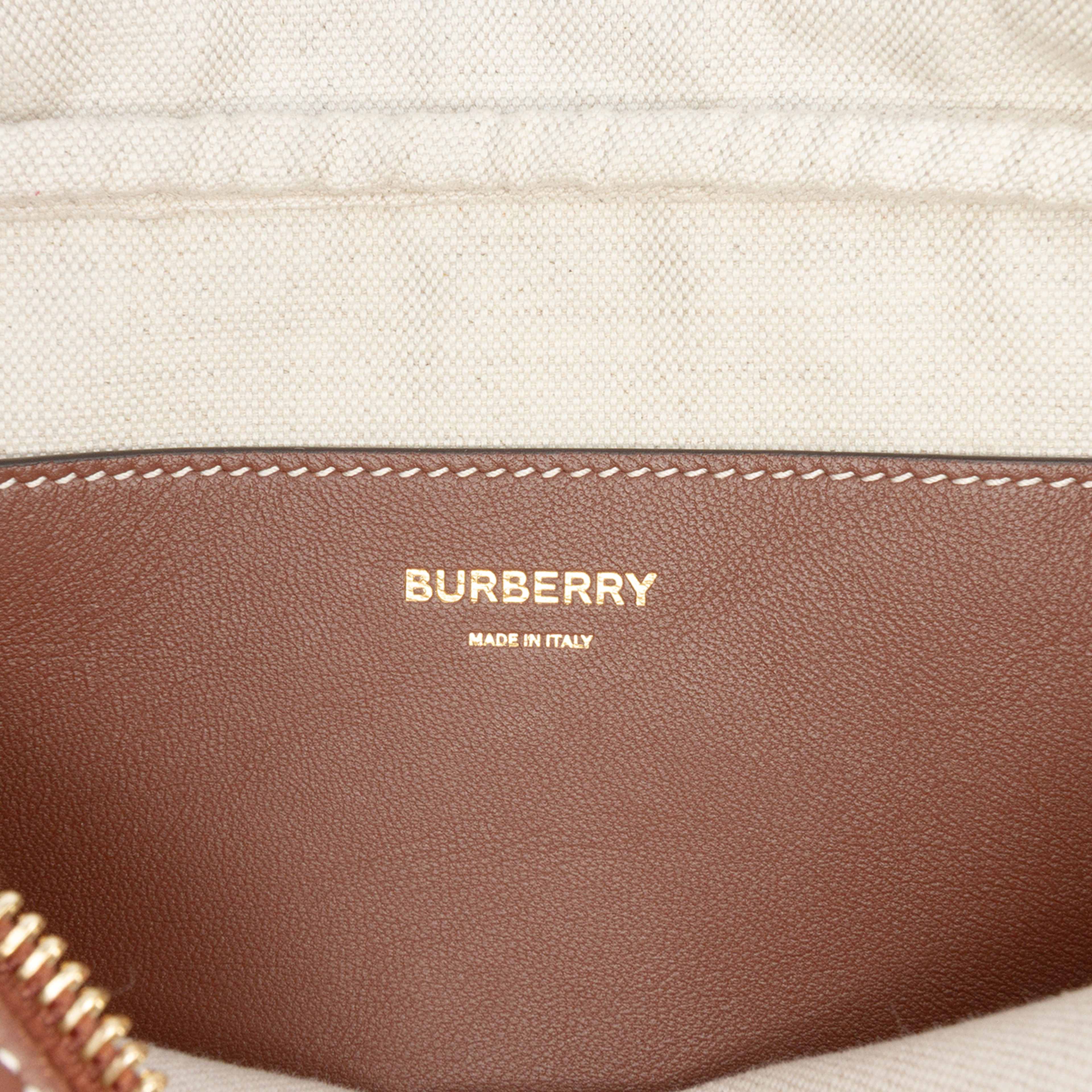 Burberry Small Knitted Check Lola Camera Bag, från Luxclusif, i färgen brown. Klicka för att öppna bilden i stort format