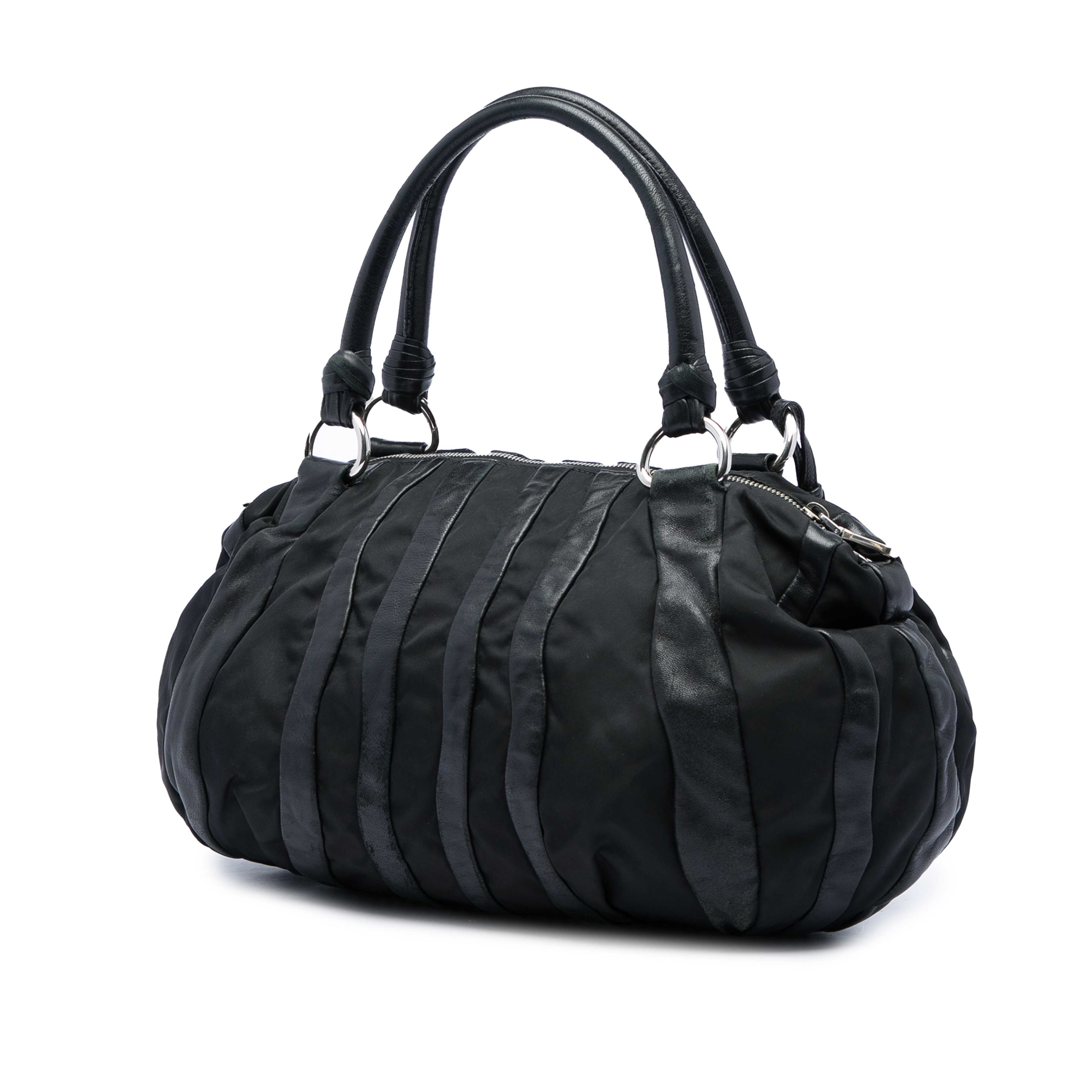 Prada Tessuto Nappa Waves Handbag, från Luxclusif, i färgen svart. Klicka för att öppna bilden i stort format