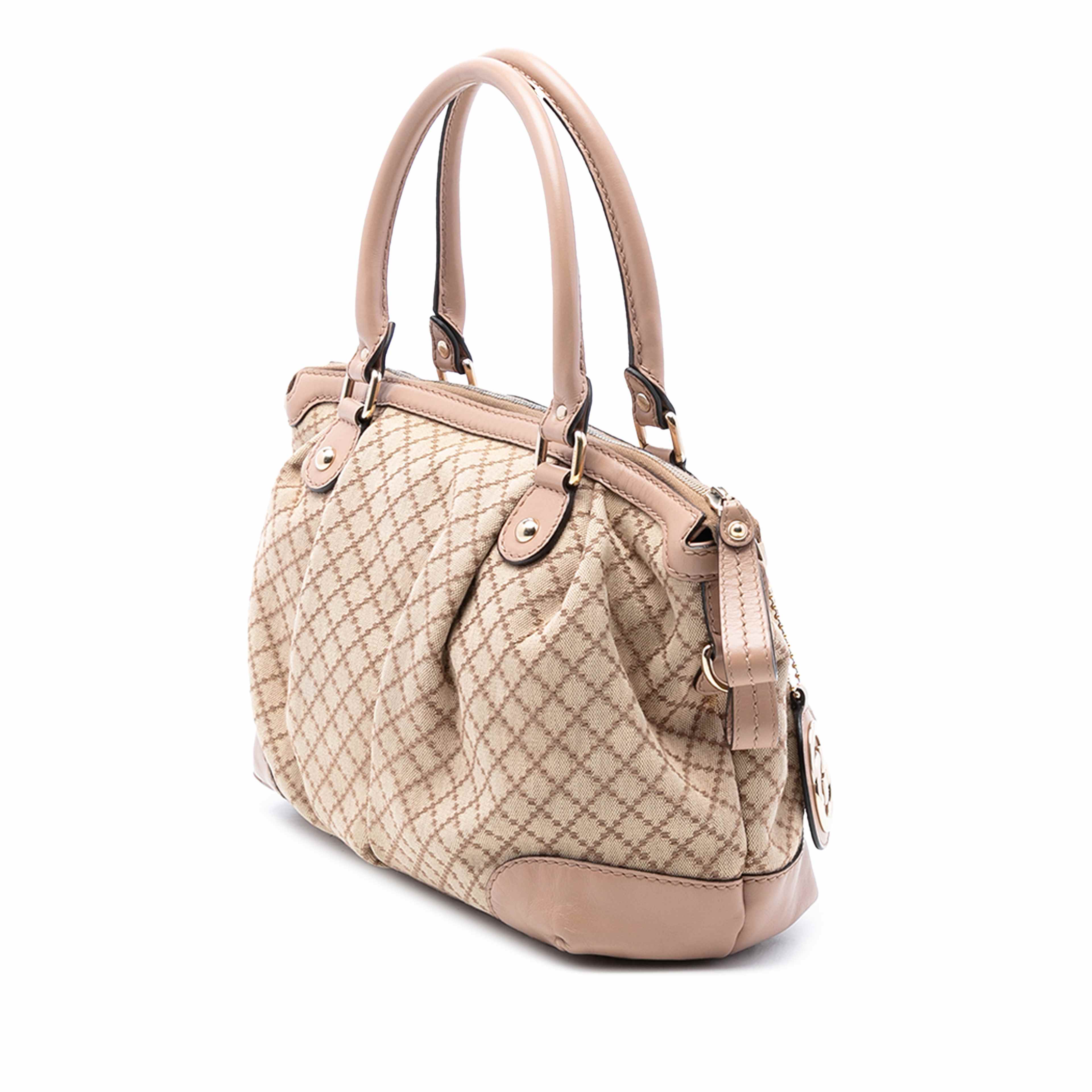 Gucci Diamante Canvas Sukey Satchel, från Luxclusif, i färgen beige. Klicka för att öppna bilden i stort format