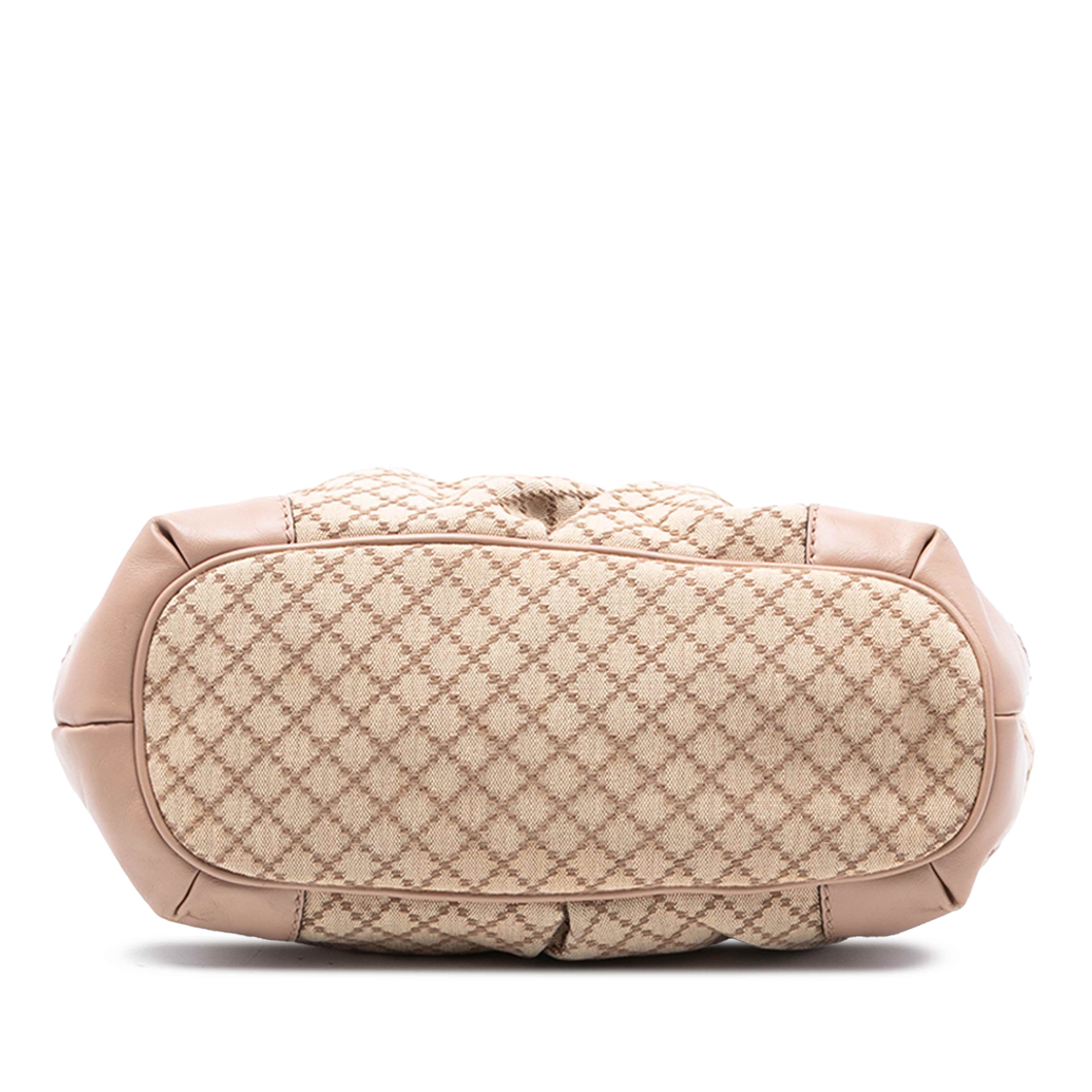 Gucci Diamante Canvas Sukey Satchel, från Luxclusif, i färgen beige. Klicka för att öppna bilden i stort format