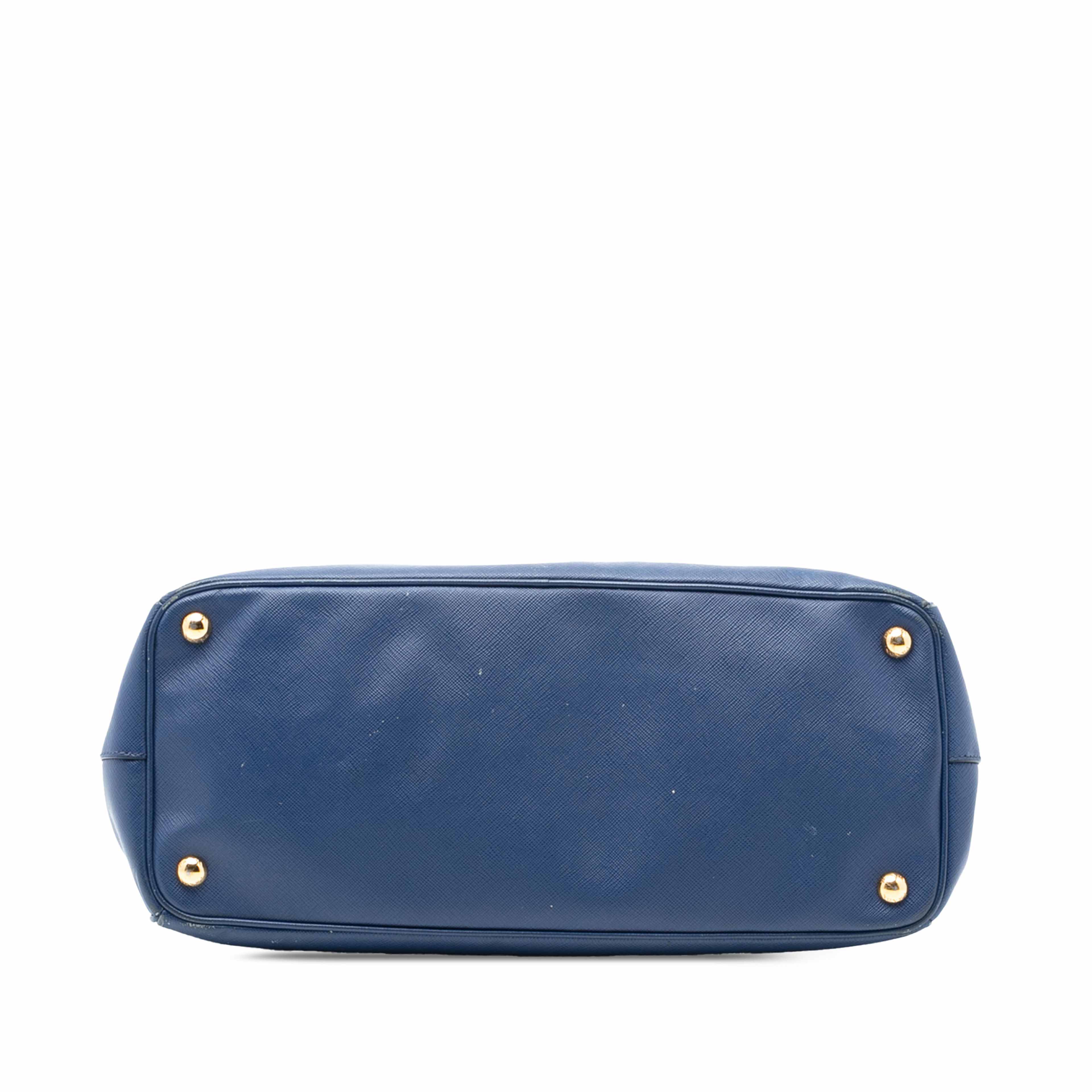 Prada Large Saffiano Lux Galleria Double Zip Tote, från Luxclusif, i färgen blue. Klicka för att öppna bilden i stort format