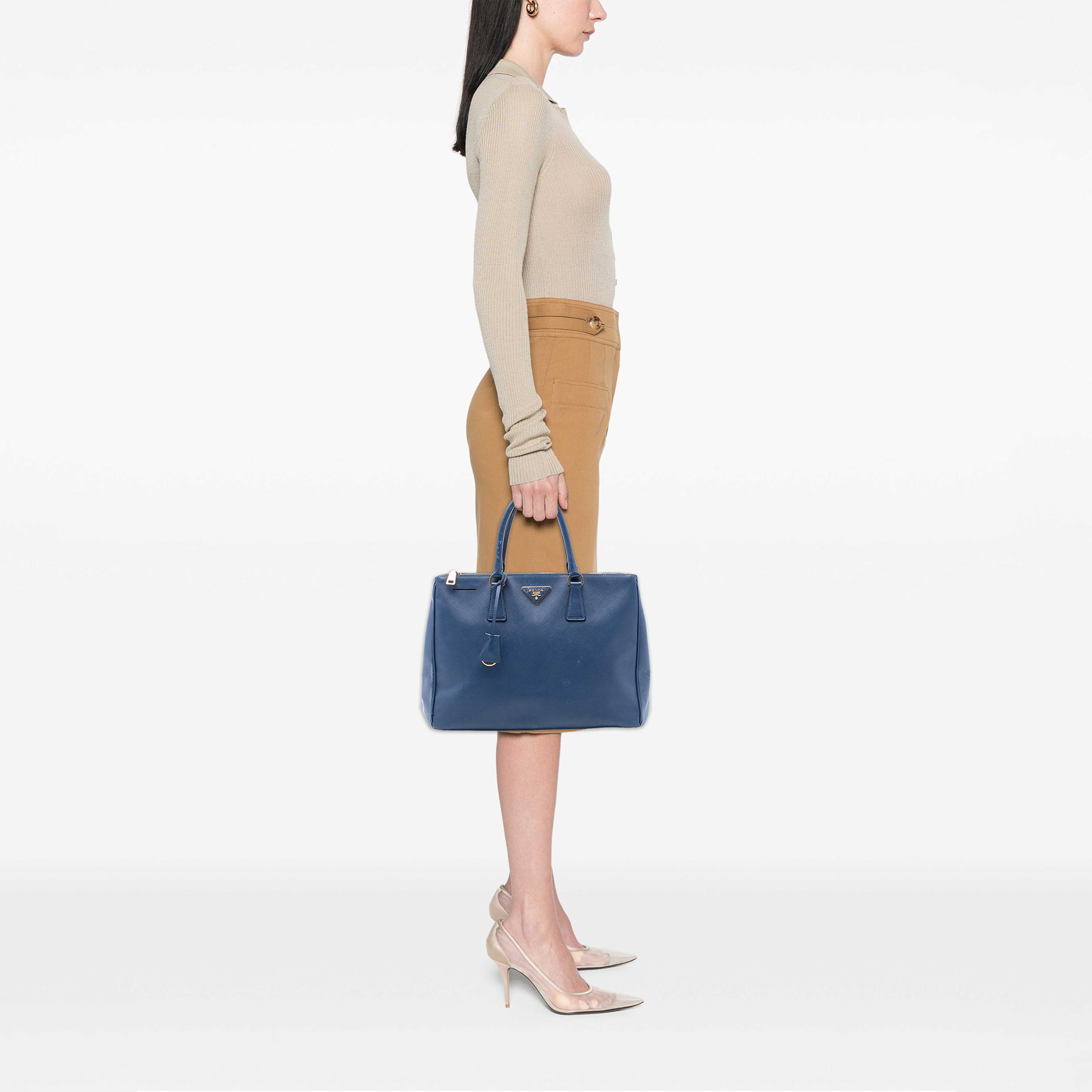 Prada Large Saffiano Lux Galleria Double Zip Tote, från Luxclusif, i färgen blå. Klicka för att öppna bilden i stort format