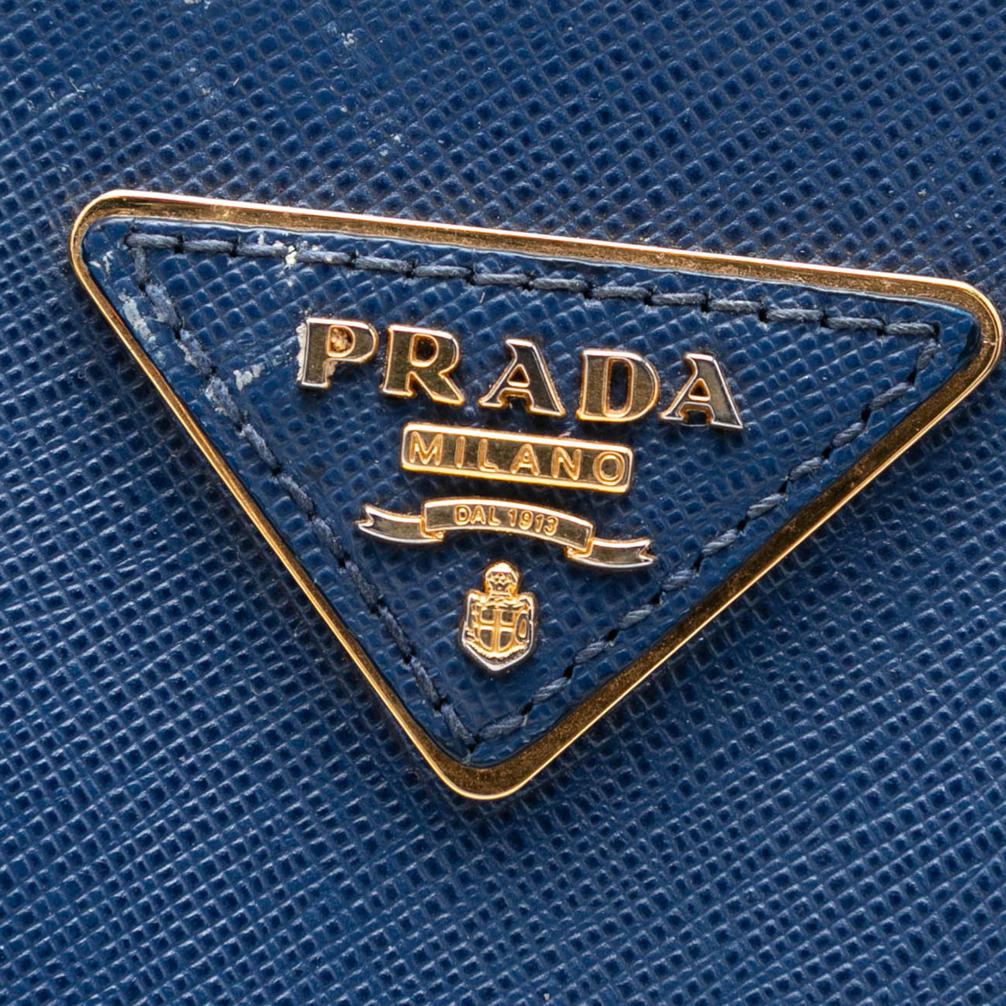 Prada Large Saffiano Lux Galleria Double Zip Tote, från Luxclusif, i färgen blue. Klicka för att öppna bilden i stort format