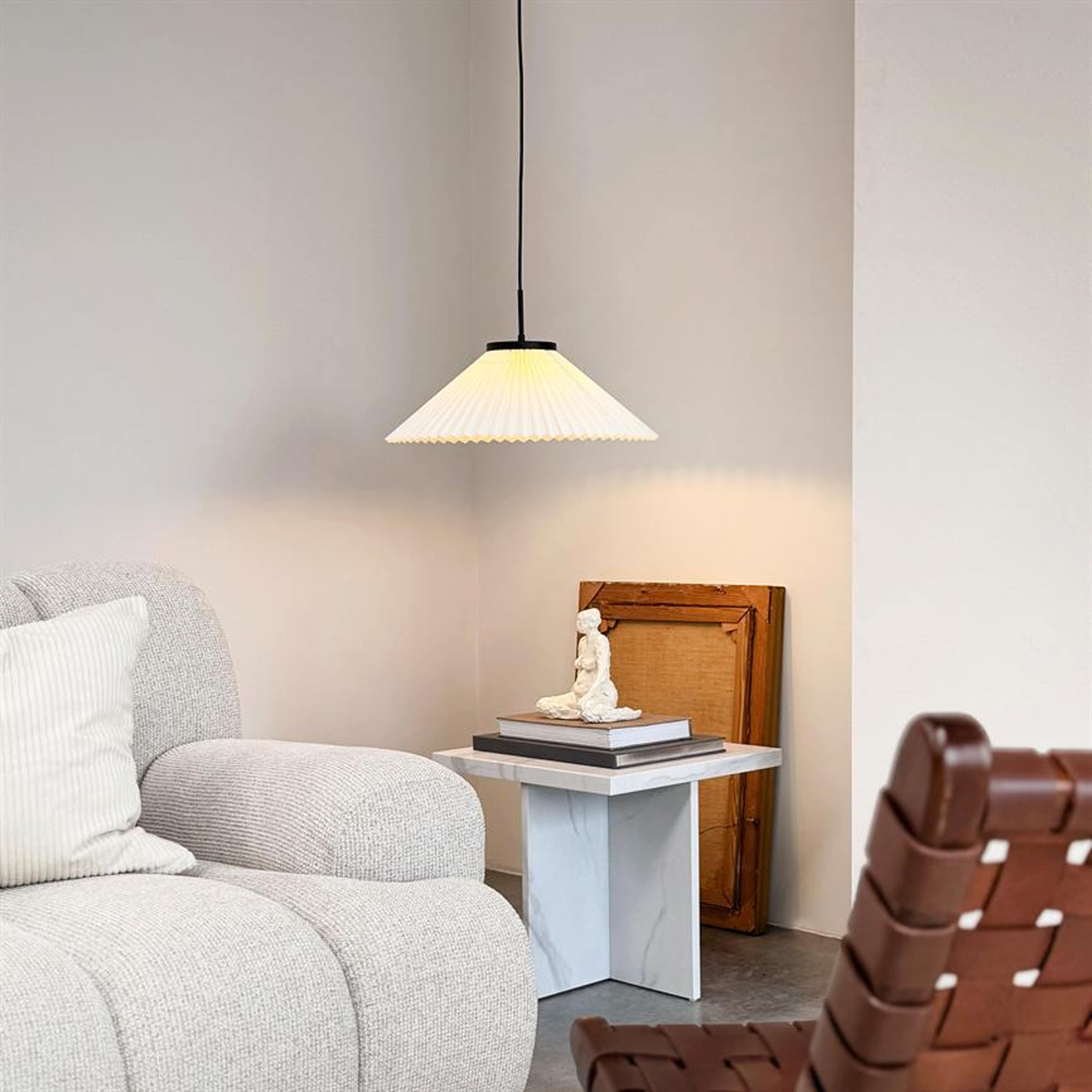 Pliss Pendant, från Dyberg Larsen, i färgen black/ off-white. Klicka för att öppna bilden i stort format