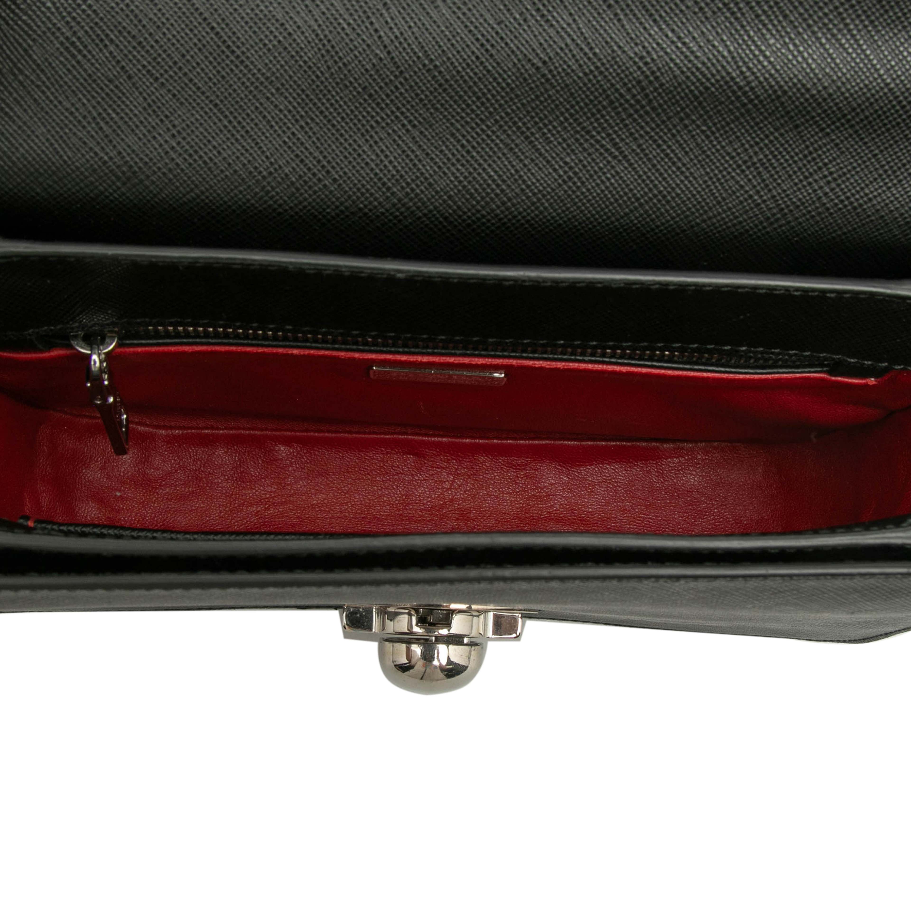Prada Saffiano Lux Arcade Satchel, från Luxclusif, i färgen black. Klicka för att öppna bilden i stort format