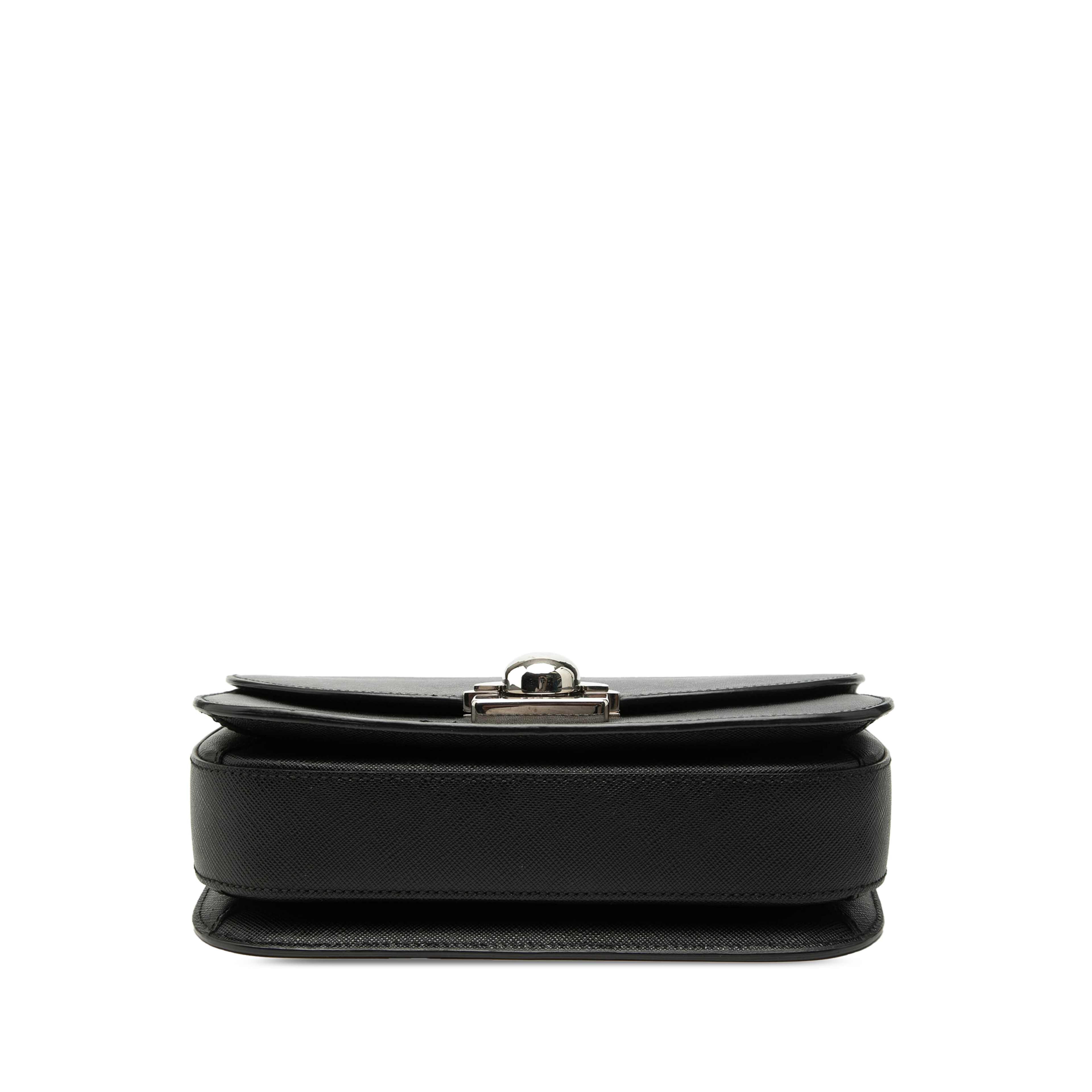 Prada Saffiano Lux Arcade Satchel, från Luxclusif, i färgen svart. Klicka för att öppna bilden i stort format
