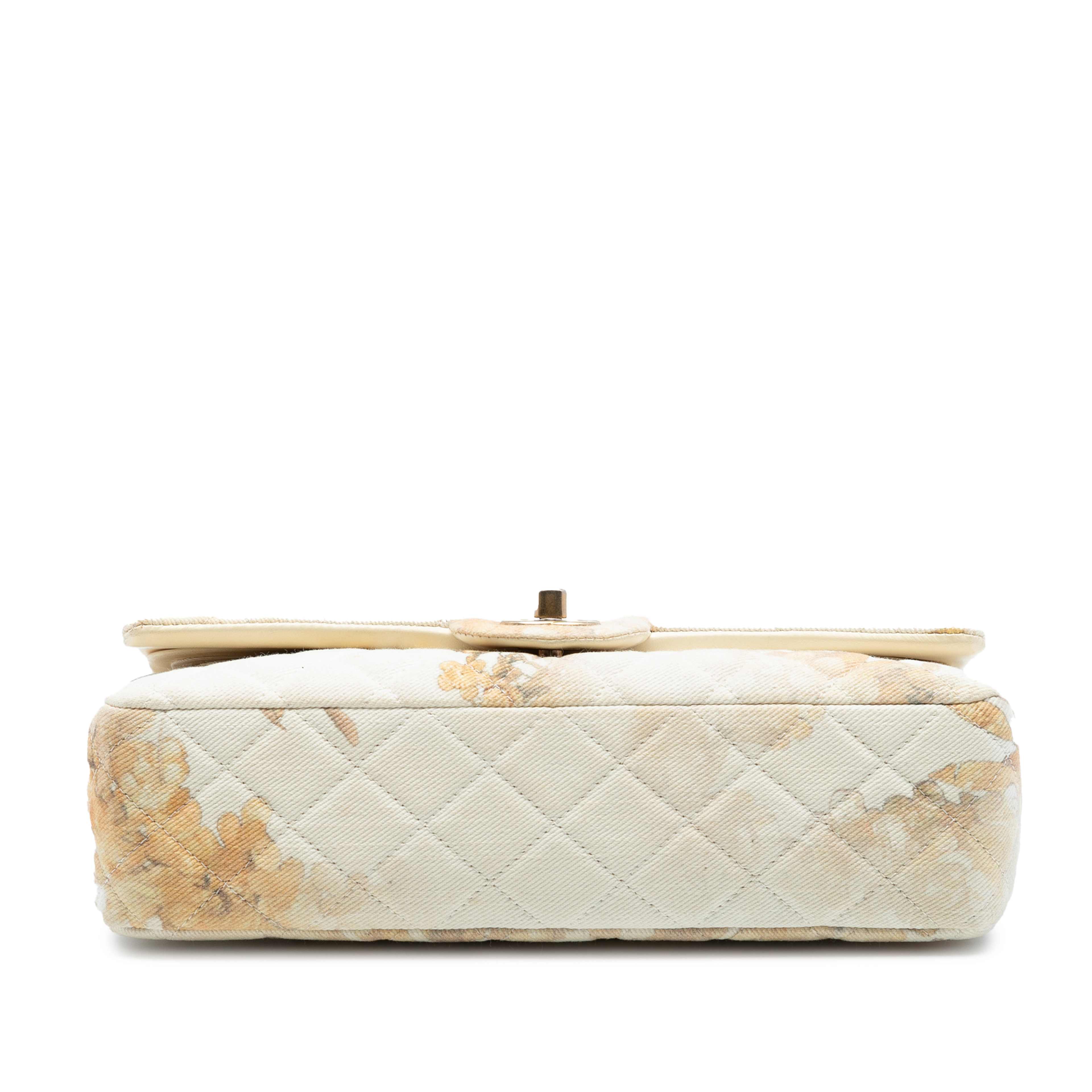 Chanel Medium Classic Printed Denim Floral Double Flap, från Luxclusif, i färgen light beige. Klicka för att öppna bilden i stort format