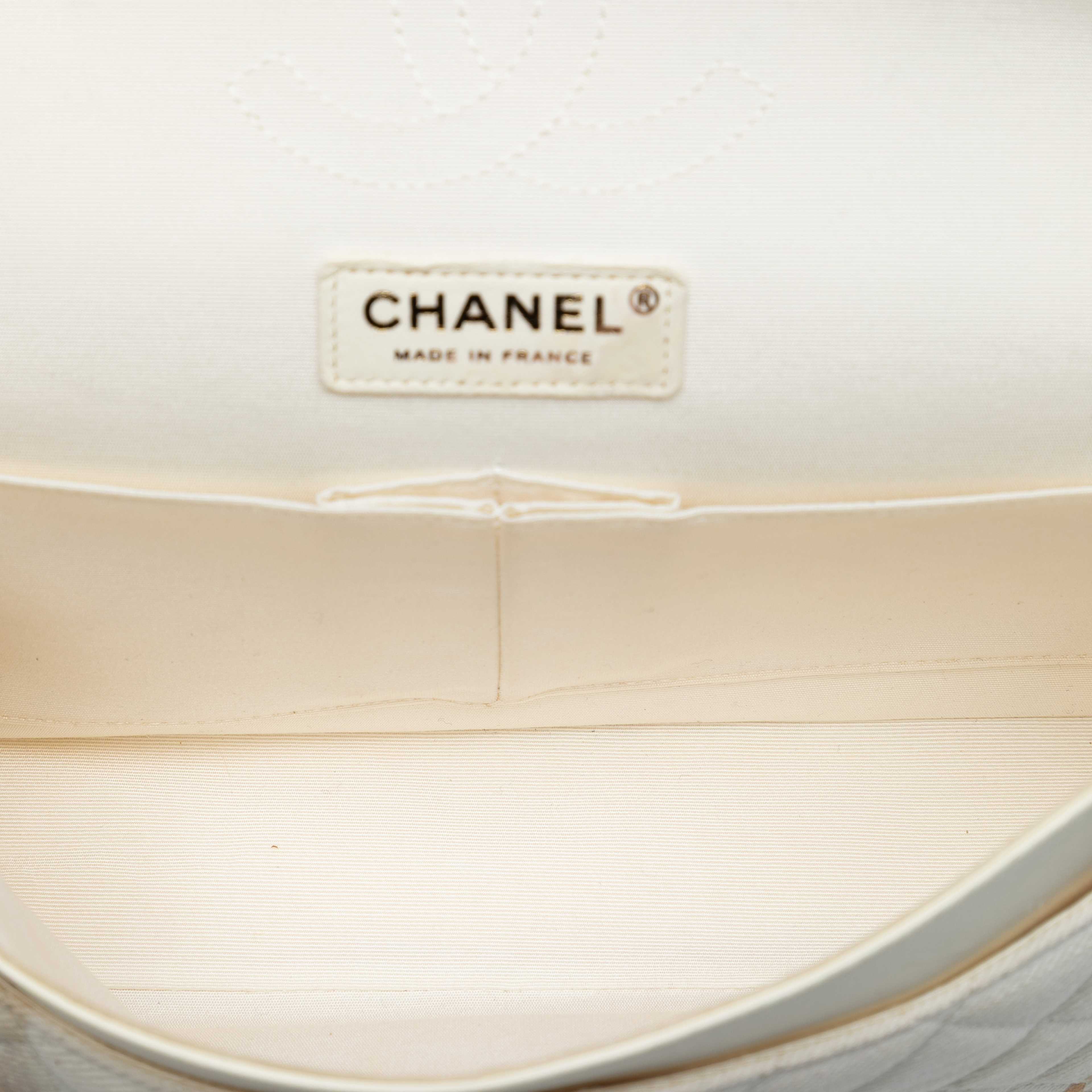 Chanel Medium Classic Printed Denim Floral Double Flap, från Luxclusif, i färgen light beige. Klicka för att öppna bilden i stort format