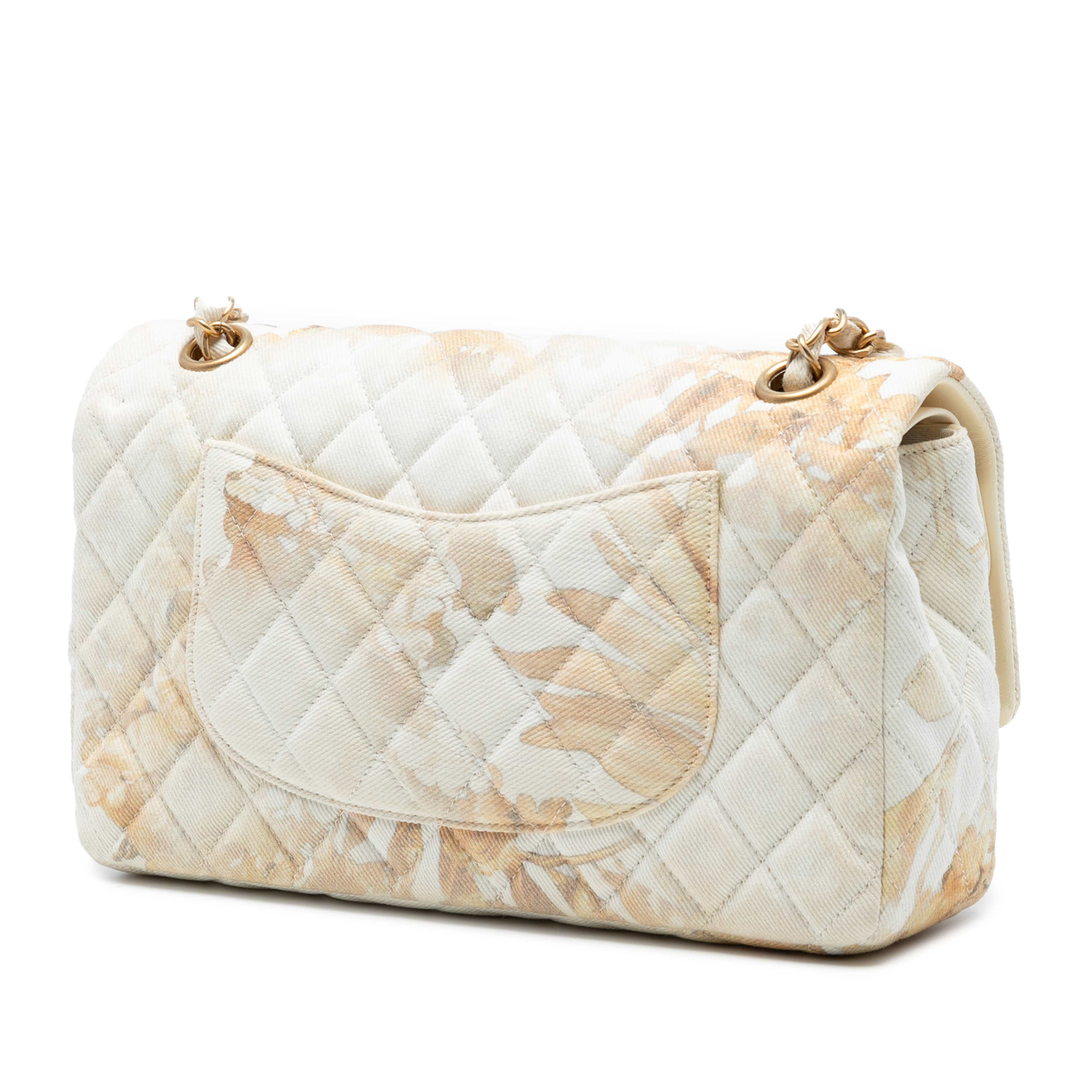 Chanel Medium Classic Printed Denim Floral Double Flap, från Luxclusif, i färgen light beige. Klicka för att öppna bilden i stort format