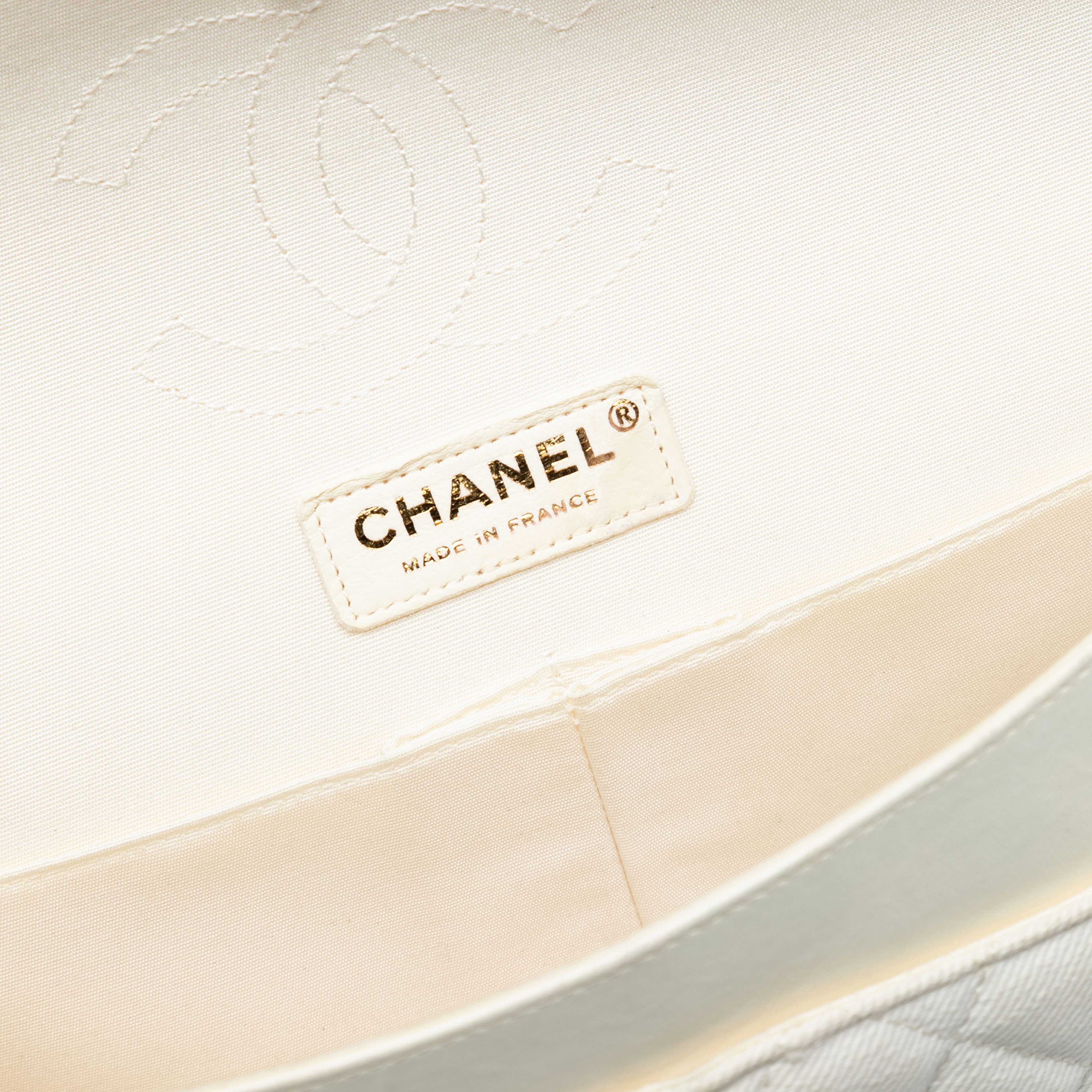 Chanel Medium Classic Printed Denim Floral Double Flap, från Luxclusif, i färgen light beige. Klicka för att öppna bilden i stort format