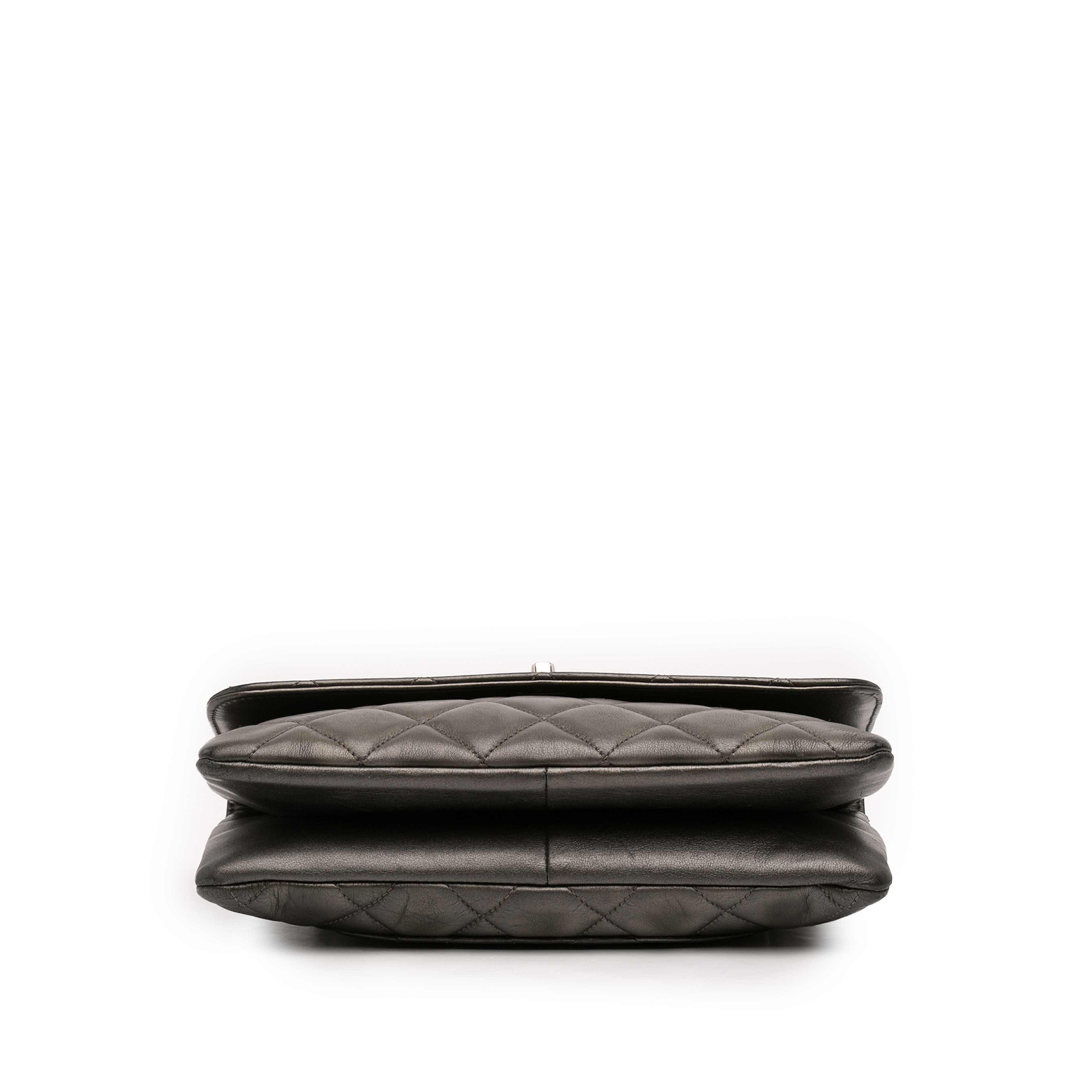 Chanel Medium Lambskin Trendy Cc Flap, från Luxclusif, i färgen charcoal. Klicka för att öppna bilden i stort format