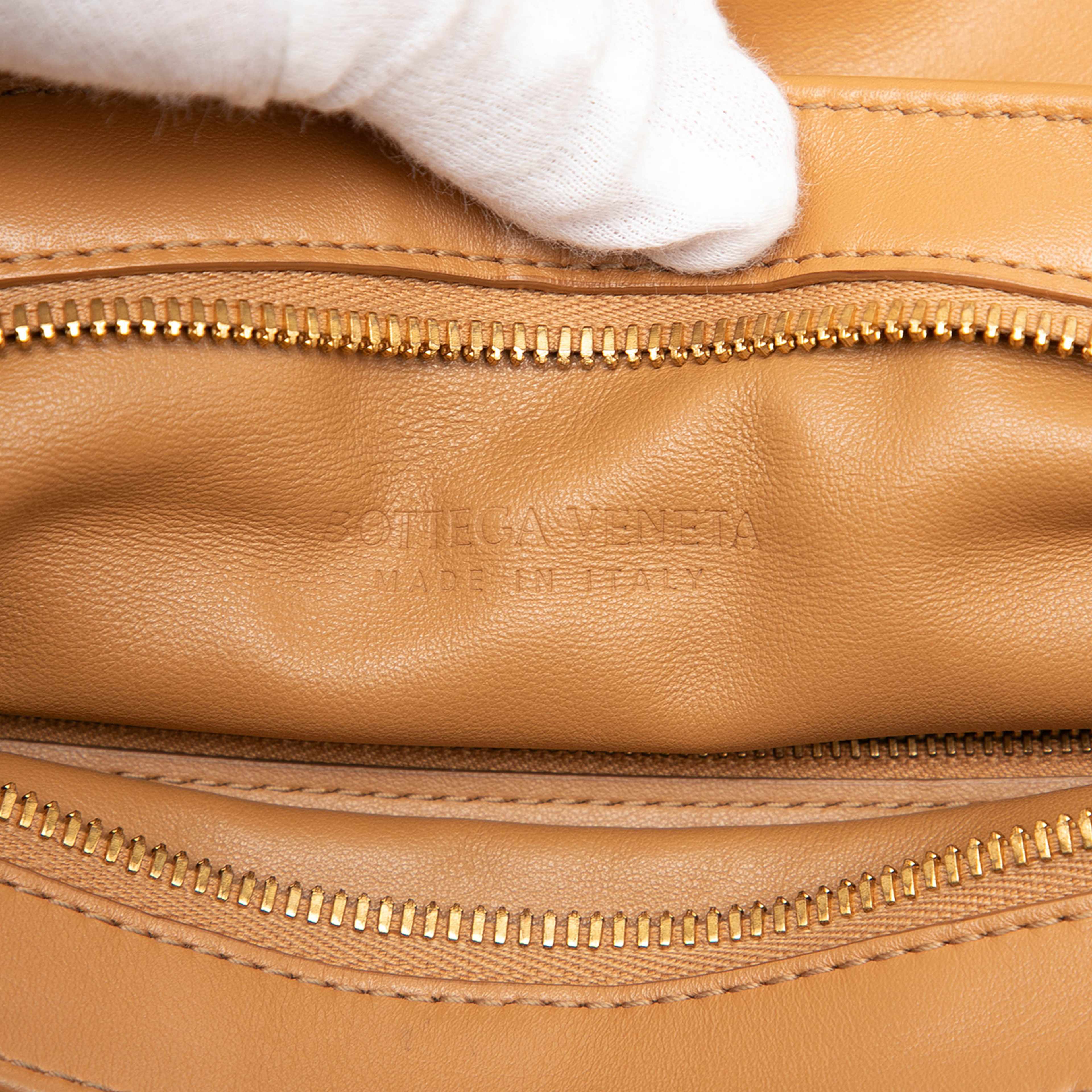 Bottega Veneta Nappa Bv Twist Handbag, från Luxclusif, i färgen brun. Klicka för att öppna bilden i stort format