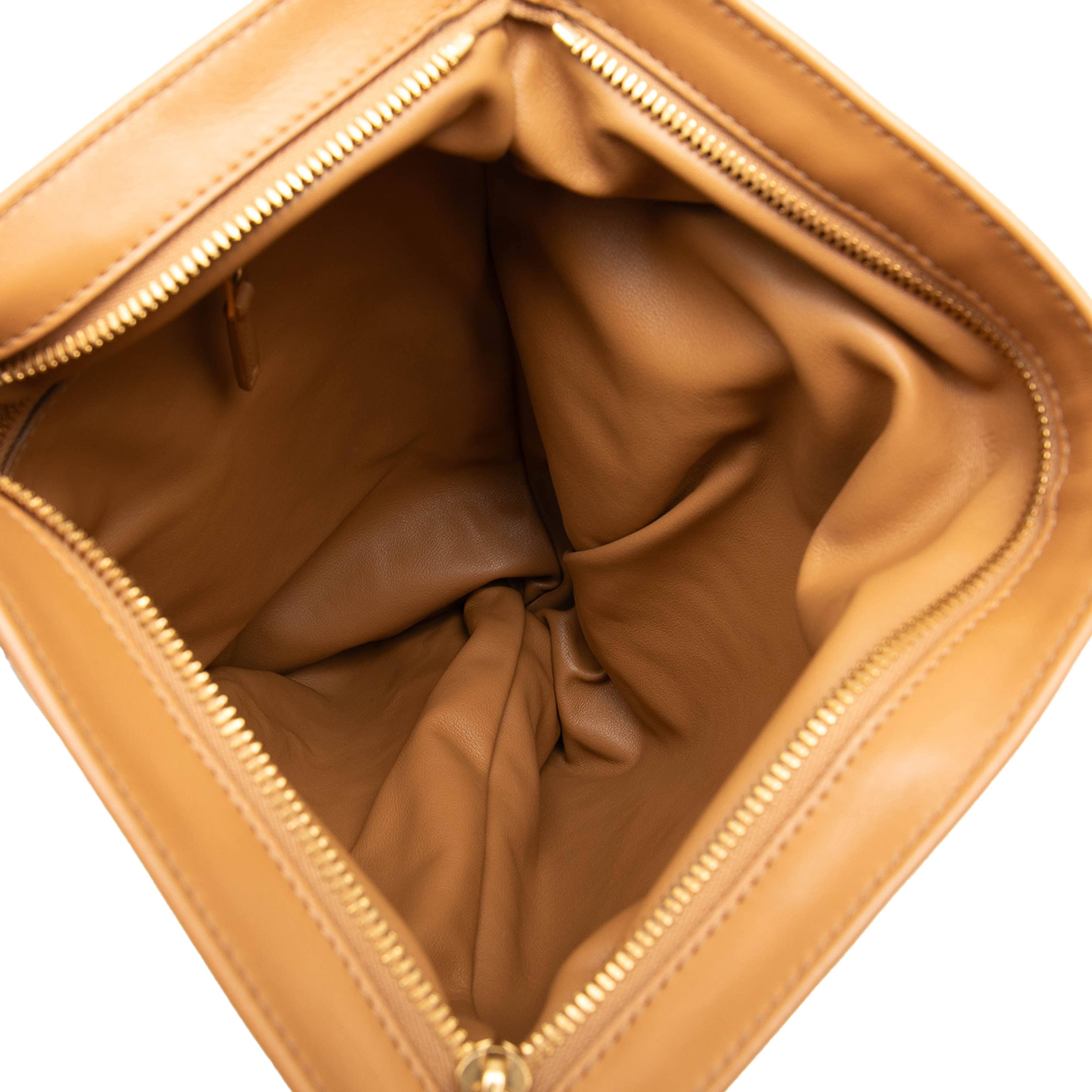 Bottega Veneta Nappa Bv Twist Handbag, från Luxclusif, i färgen brun. Klicka för att öppna bilden i stort format