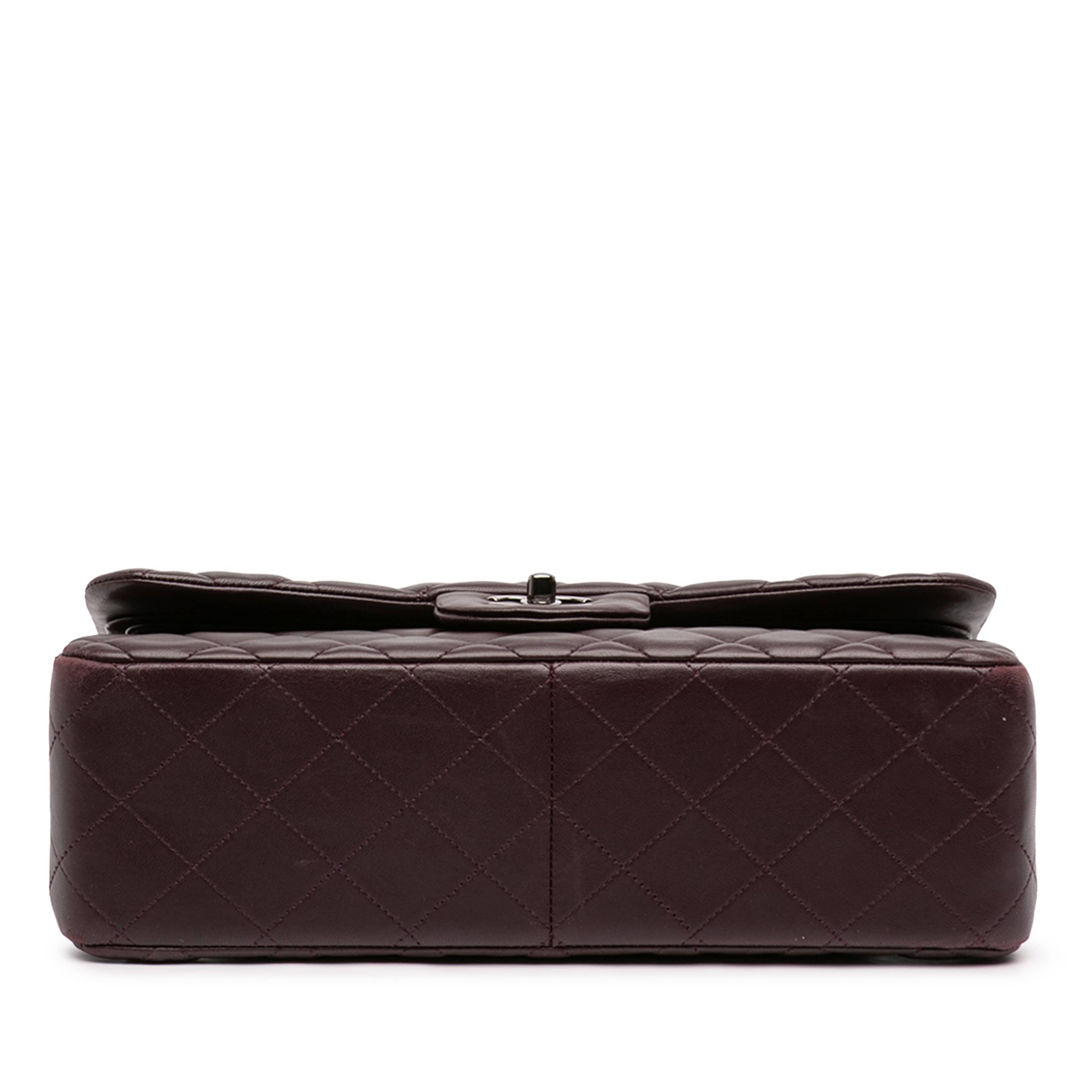 Chanel Jumbo Classic Lambskin Double Flap, från Luxclusif, i färgen plum. Klicka för att öppna bilden i stort format