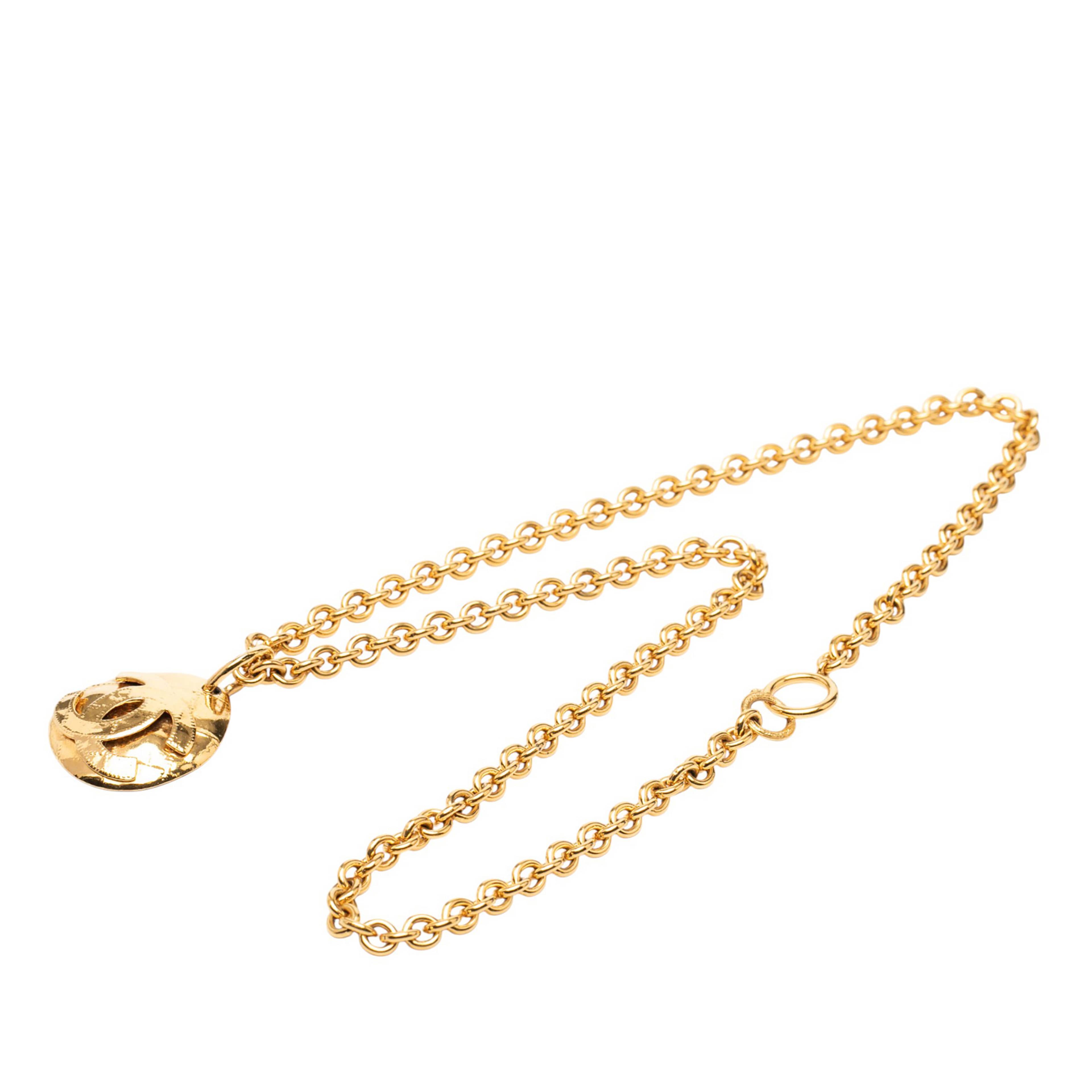 Chanel Gold Plated Cc Quilted Oval Pendant Necklace, från Luxclusif, i färgen gold. Klicka för att öppna bilden i stort format