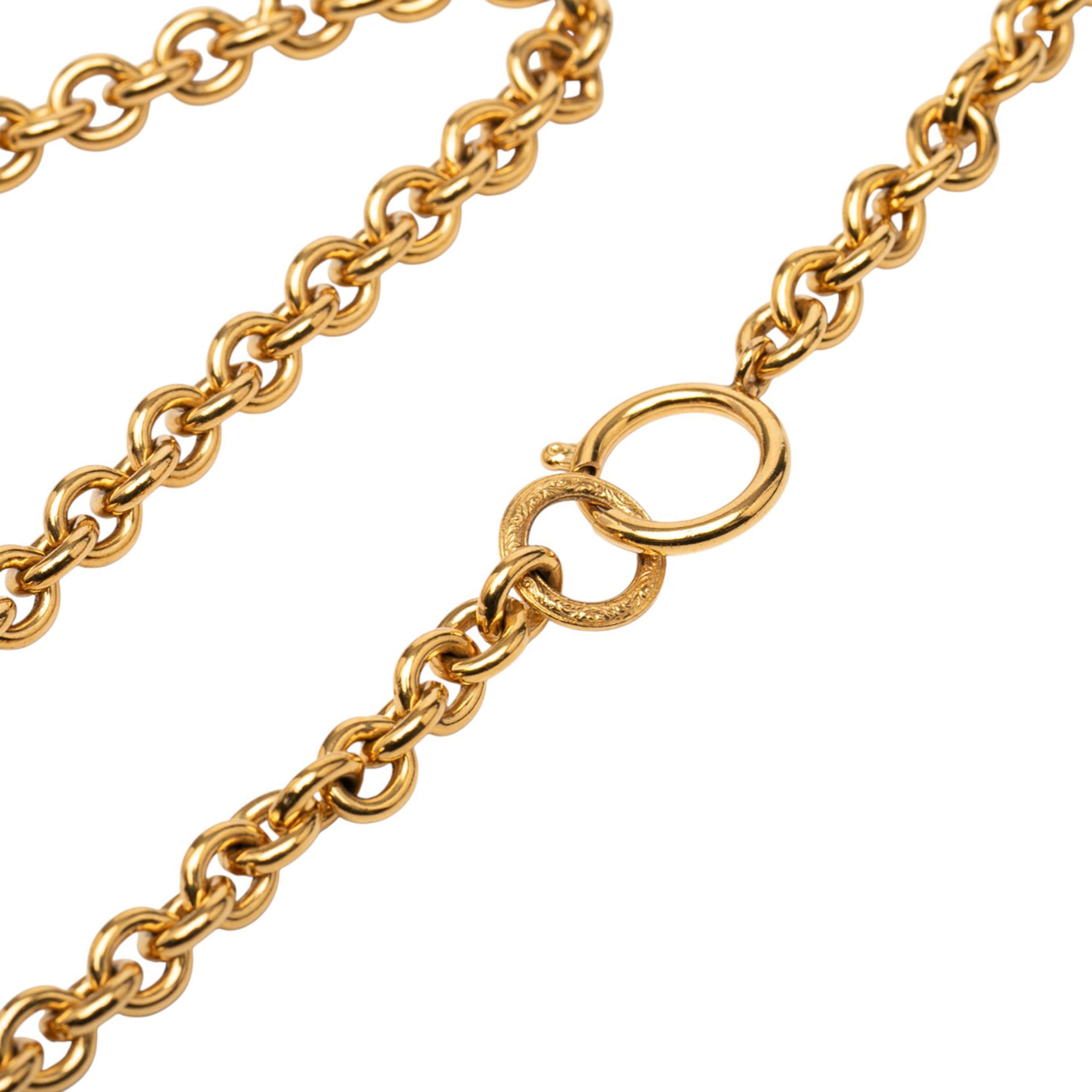 Chanel Gold Plated Cc Quilted Oval Pendant Necklace, från Luxclusif, i färgen gold. Klicka för att öppna bilden i stort format