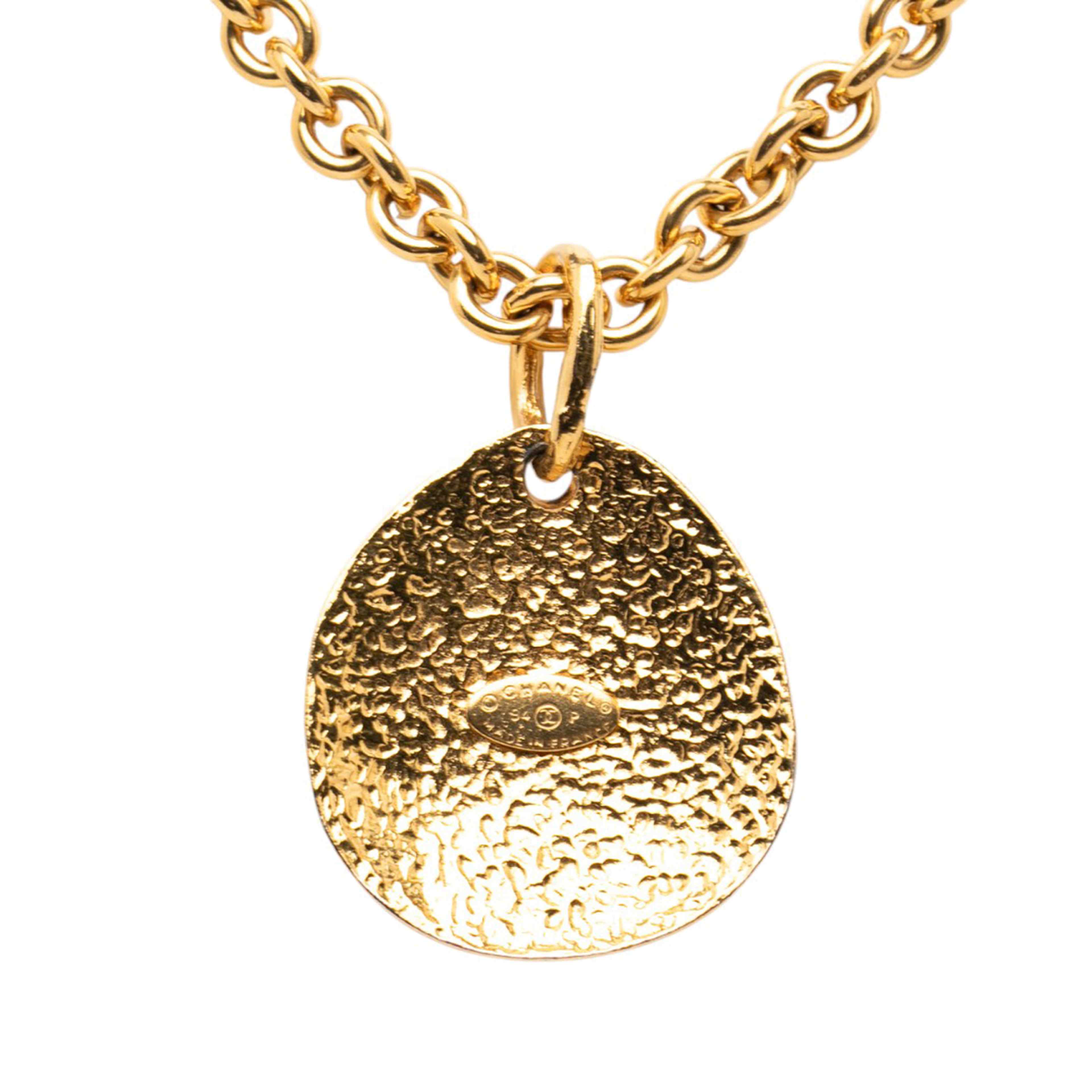 Chanel Gold Plated Cc Quilted Oval Pendant Necklace, från Luxclusif, i färgen gold. Klicka för att öppna bilden i stort format