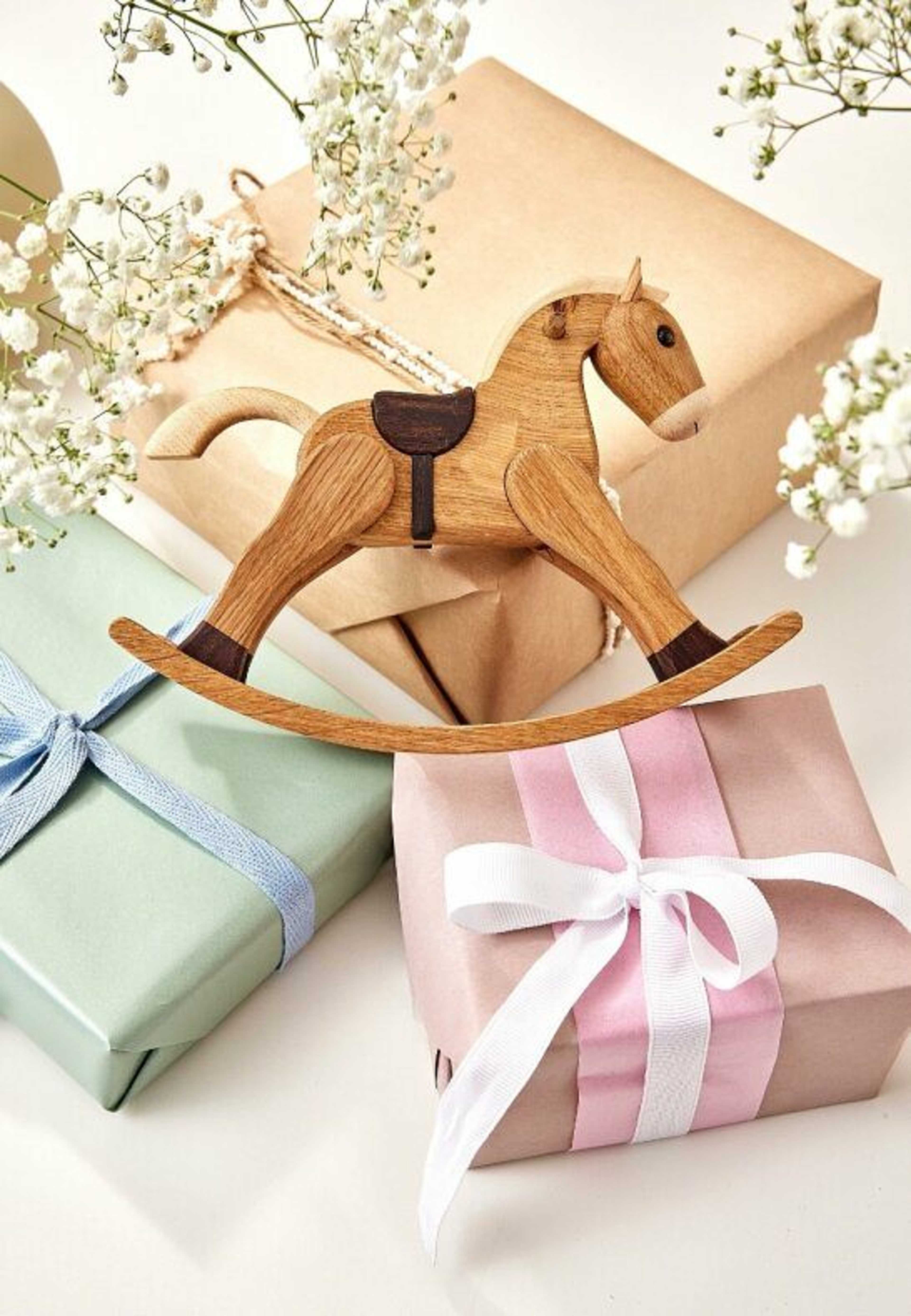 Dekoration Spring Copenhagen The Rocking Horse Ek 13,5 Cm, från Spring Copenhagen, i färgen beige. Klicka för att öppna bilden i stort format