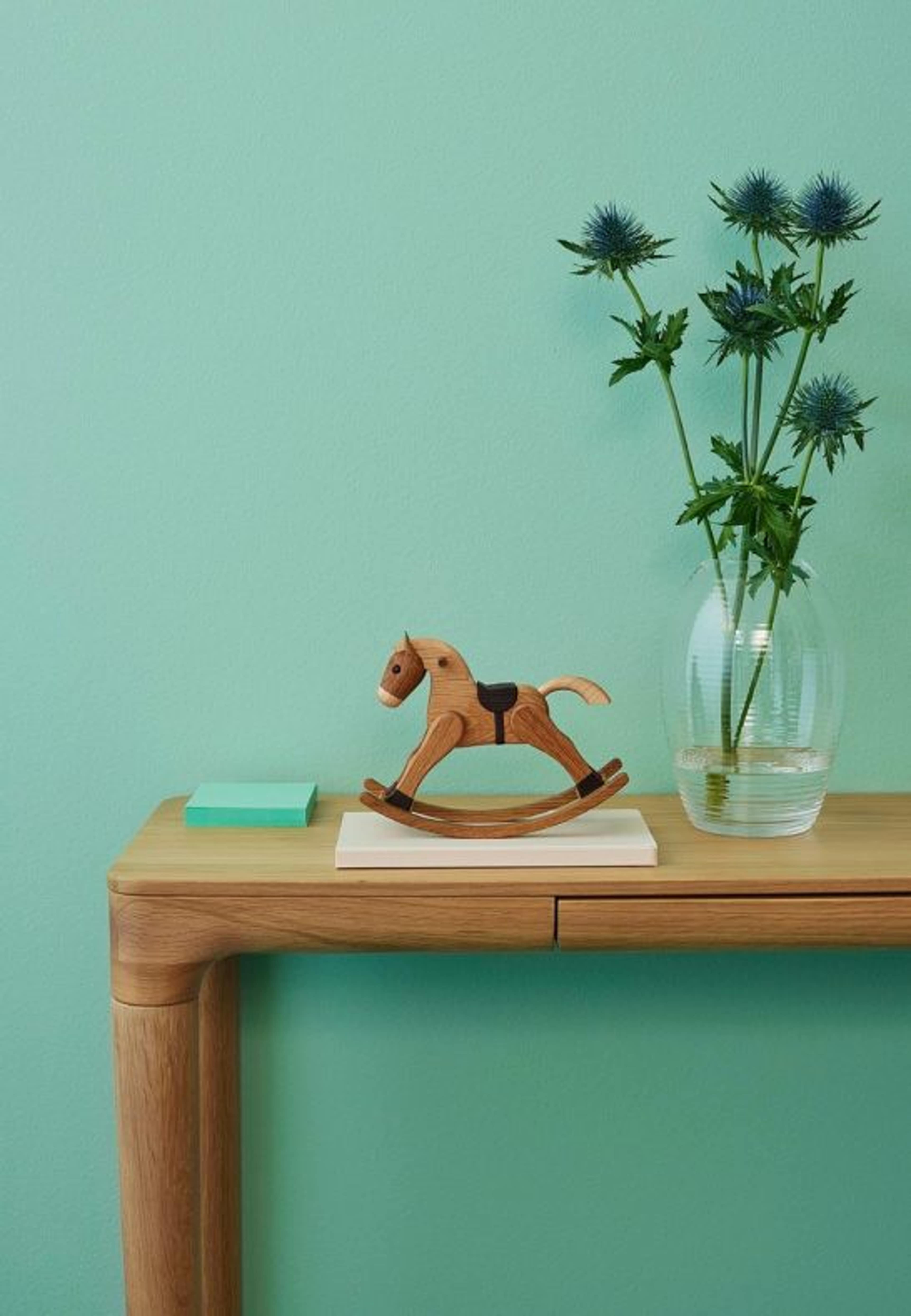 Dekoration Spring Copenhagen The Rocking Horse Ek 13,5 Cm, från Spring Copenhagen, i färgen beige. Klicka för att öppna bilden i stort format