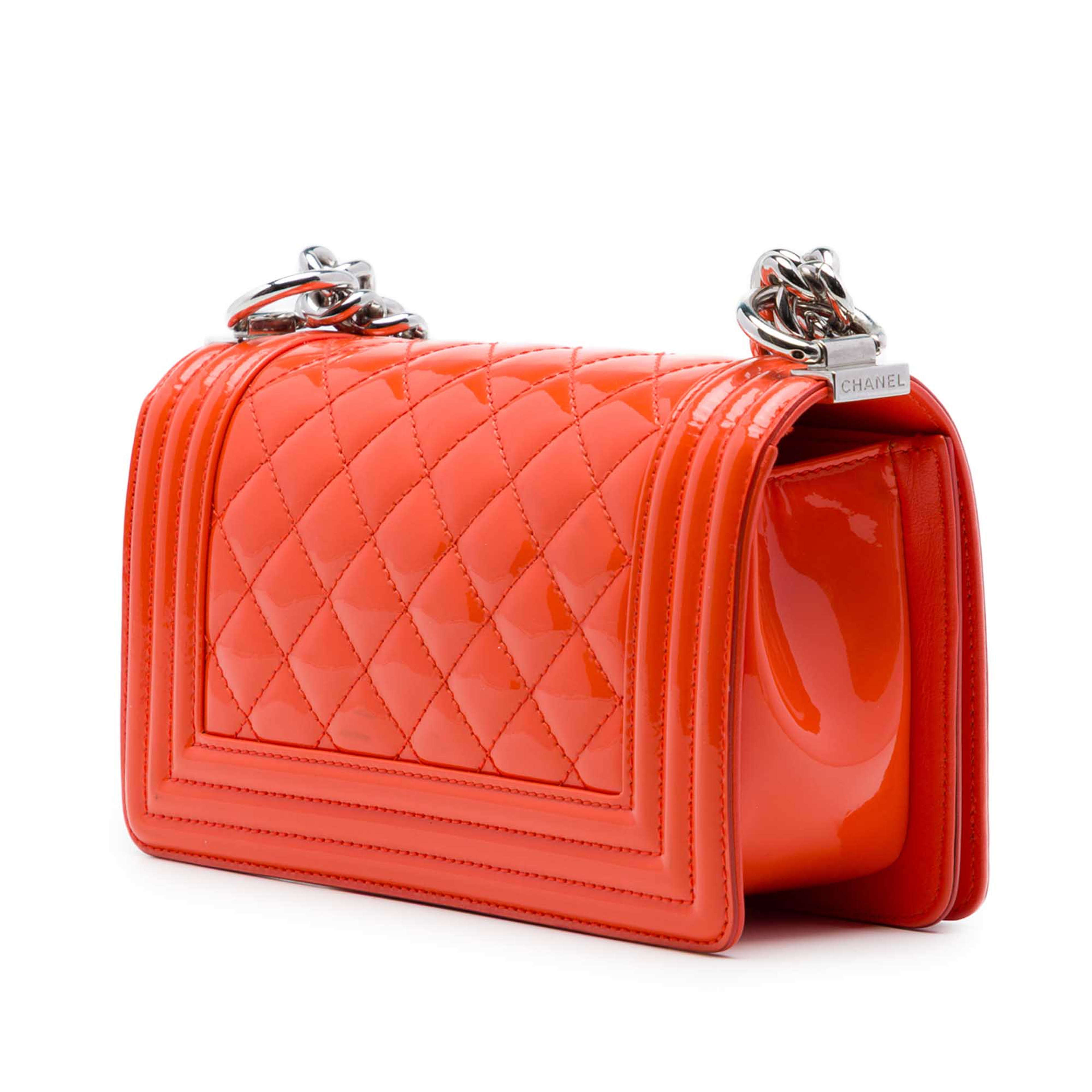 Chanel Small Quilted Patent And Acrylic Boy Flap, från Luxclusif, i färgen orange. Klicka för att öppna bilden i stort format
