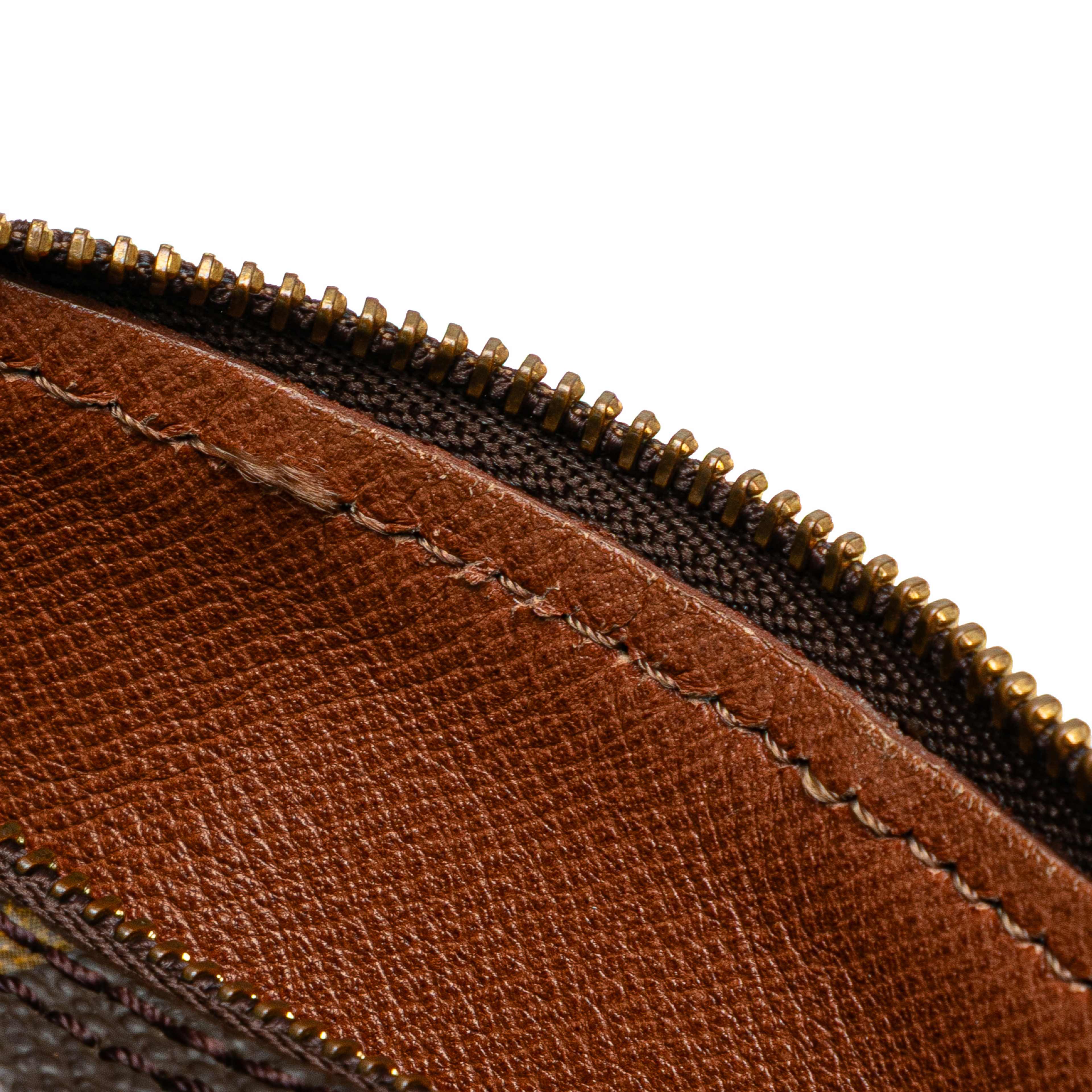 Louis Vuitton Monogram Papillon Pochette, från Luxclusif, i färgen brown. Klicka för att öppna bilden i stort format