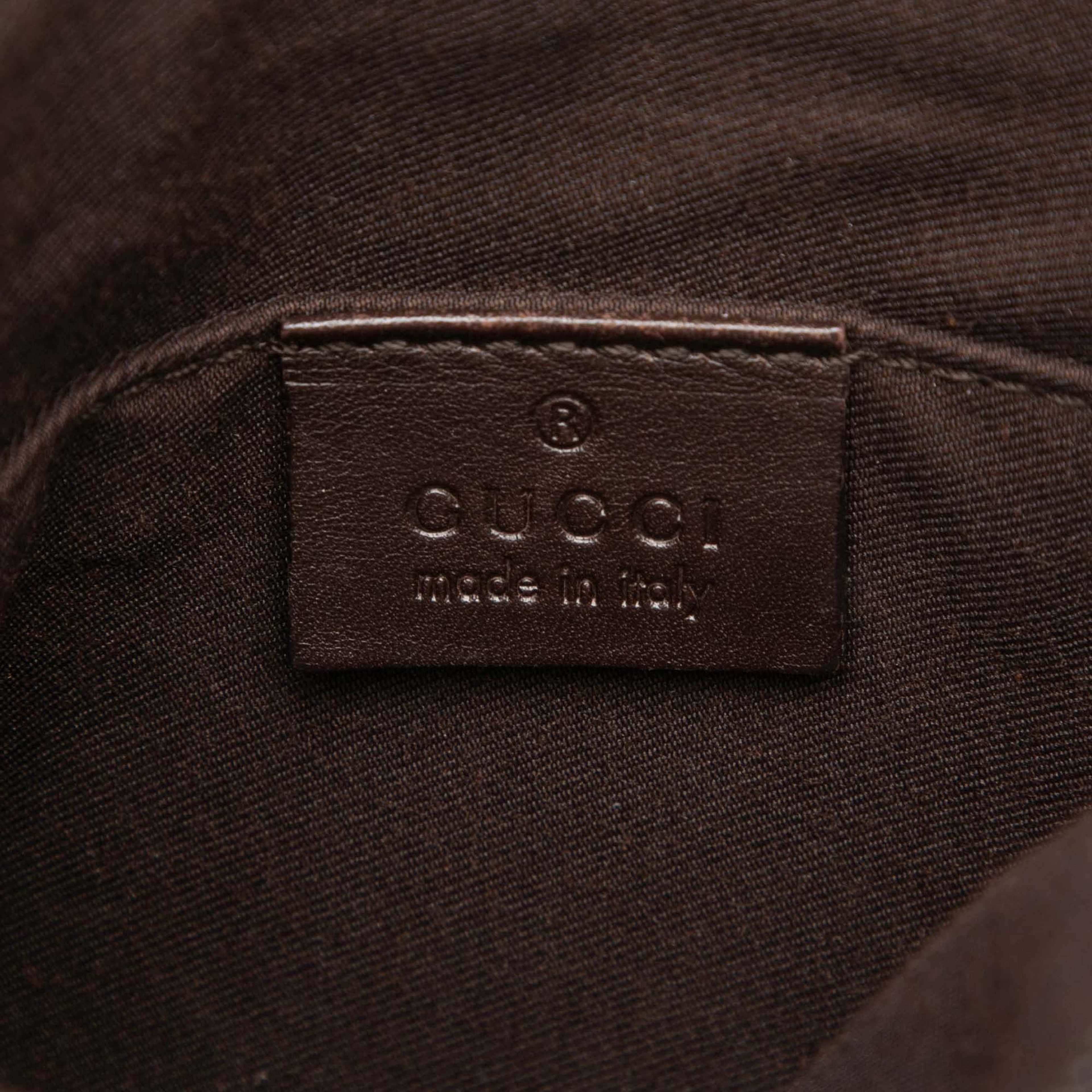 Gucci Small Gg Canvas Perforated Crossbody, från Luxclusif, i färgen beige. Klicka för att öppna bilden i stort format