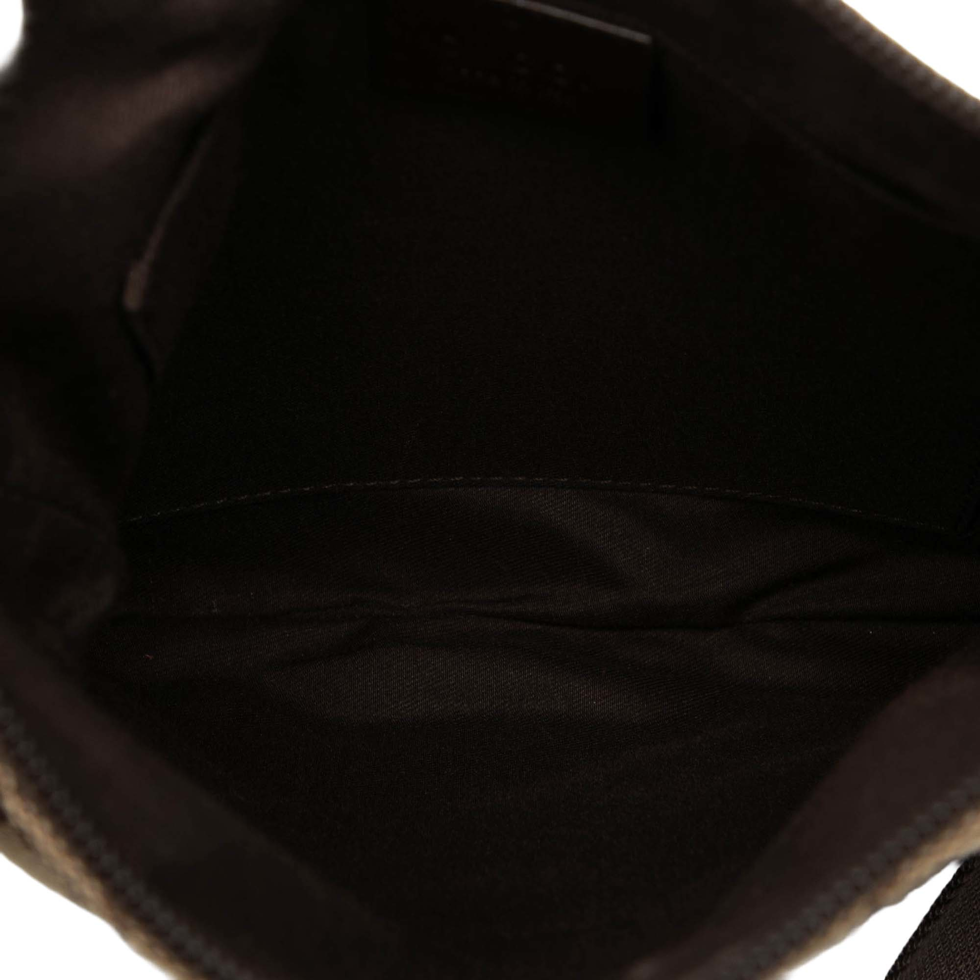 Gucci Small Gg Canvas Perforated Crossbody, från Luxclusif, i färgen beige. Klicka för att öppna bilden i stort format