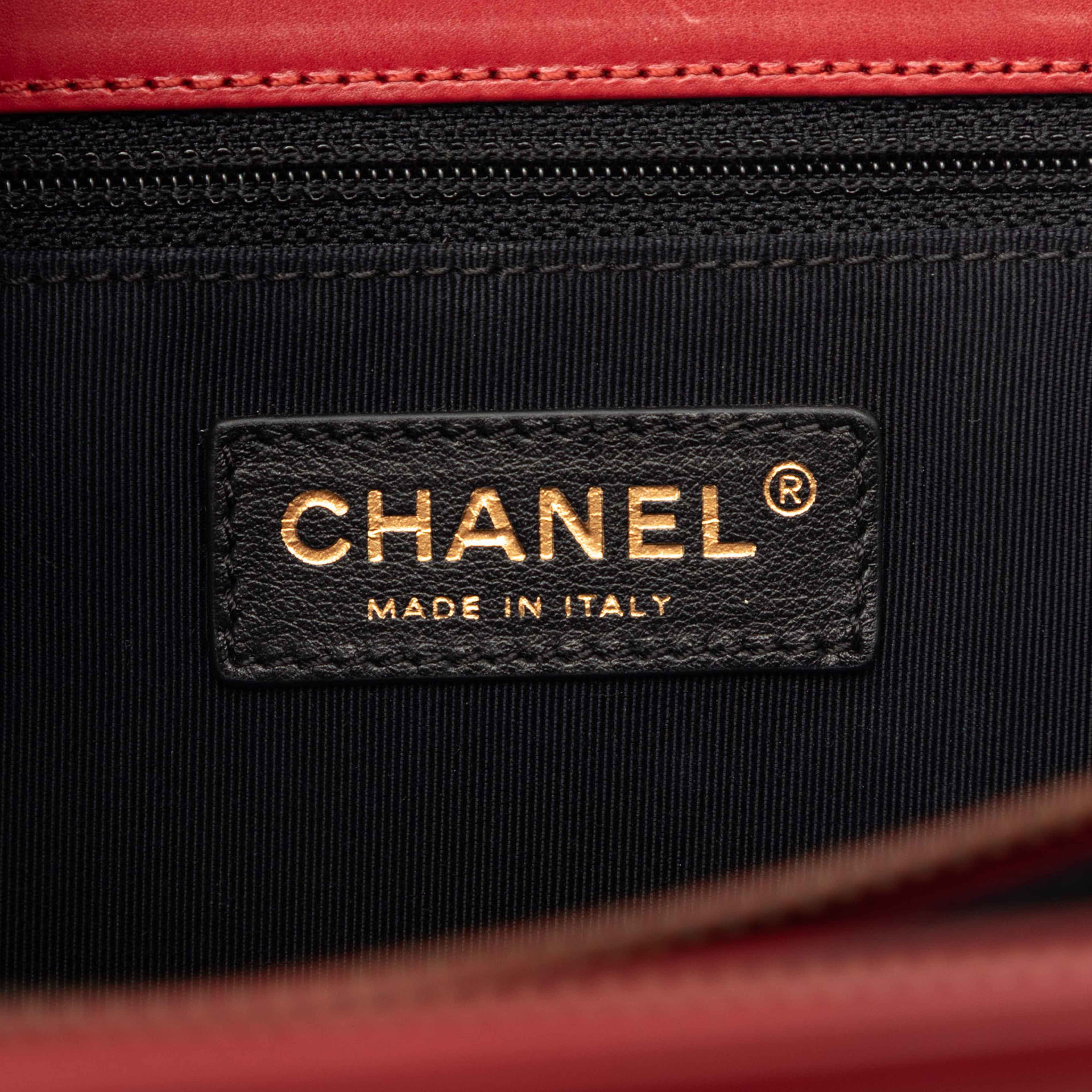 Chanel Small Calfskin Boy Jetsetter Shopping Tote, från Luxclusif, i färgen red. Klicka för att öppna bilden i stort format