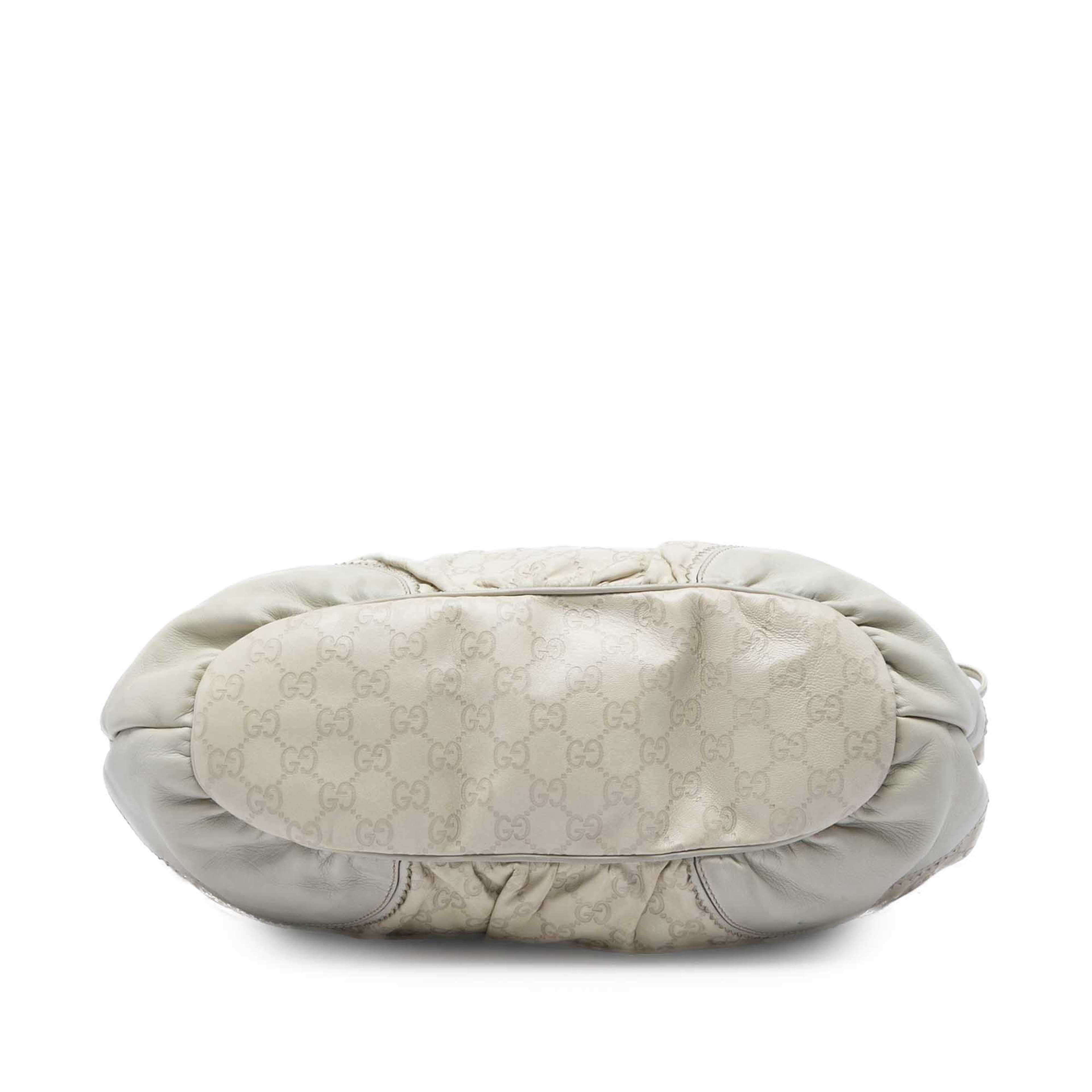 Gucci Large Guccissima Tribeca Tote, från Luxclusif, i färgen vit. Klicka för att öppna bilden i stort format