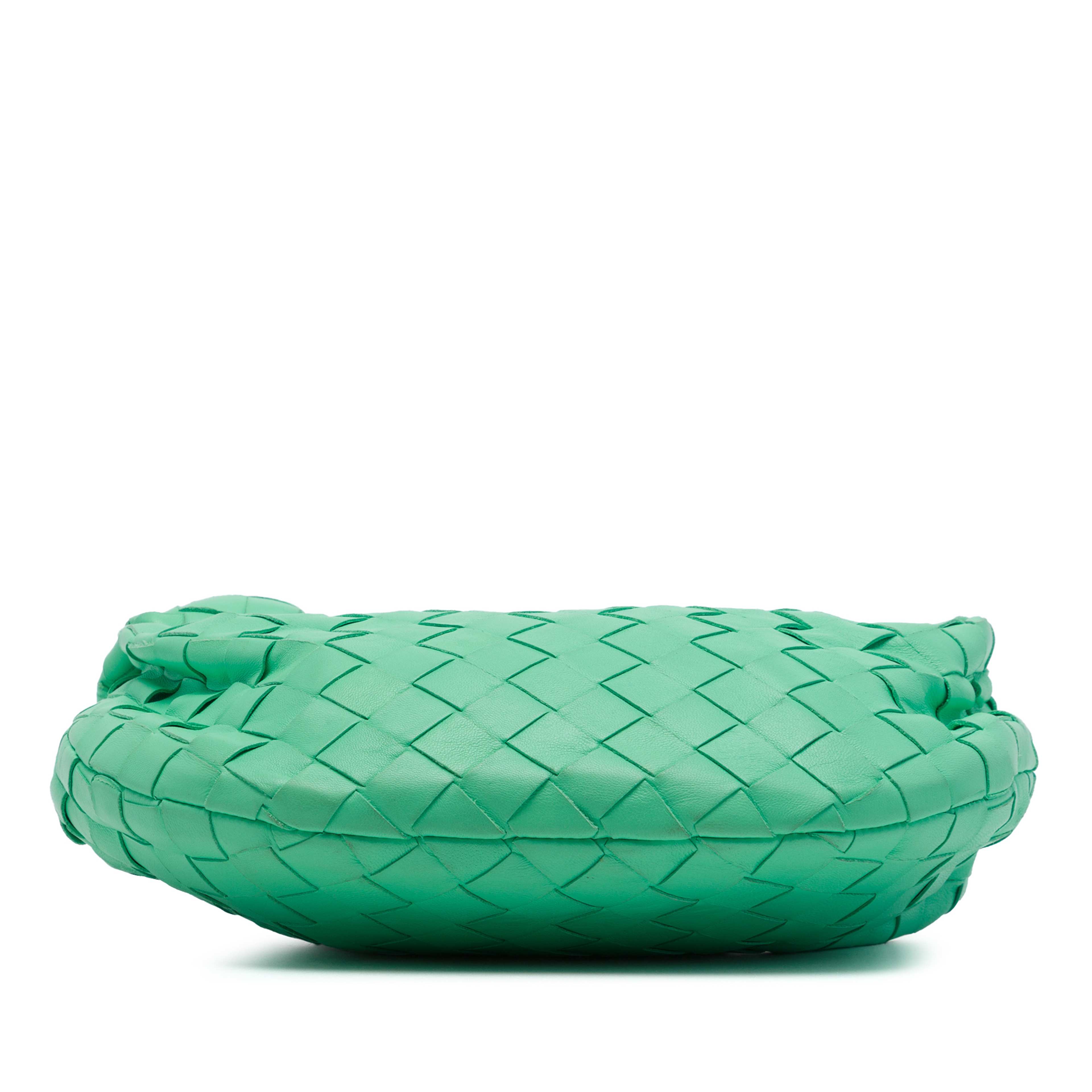 Bottega Veneta Mini Nappa Intrecciato Jodie, från Luxclusif, i färgen grön. Klicka för att öppna bilden i stort format