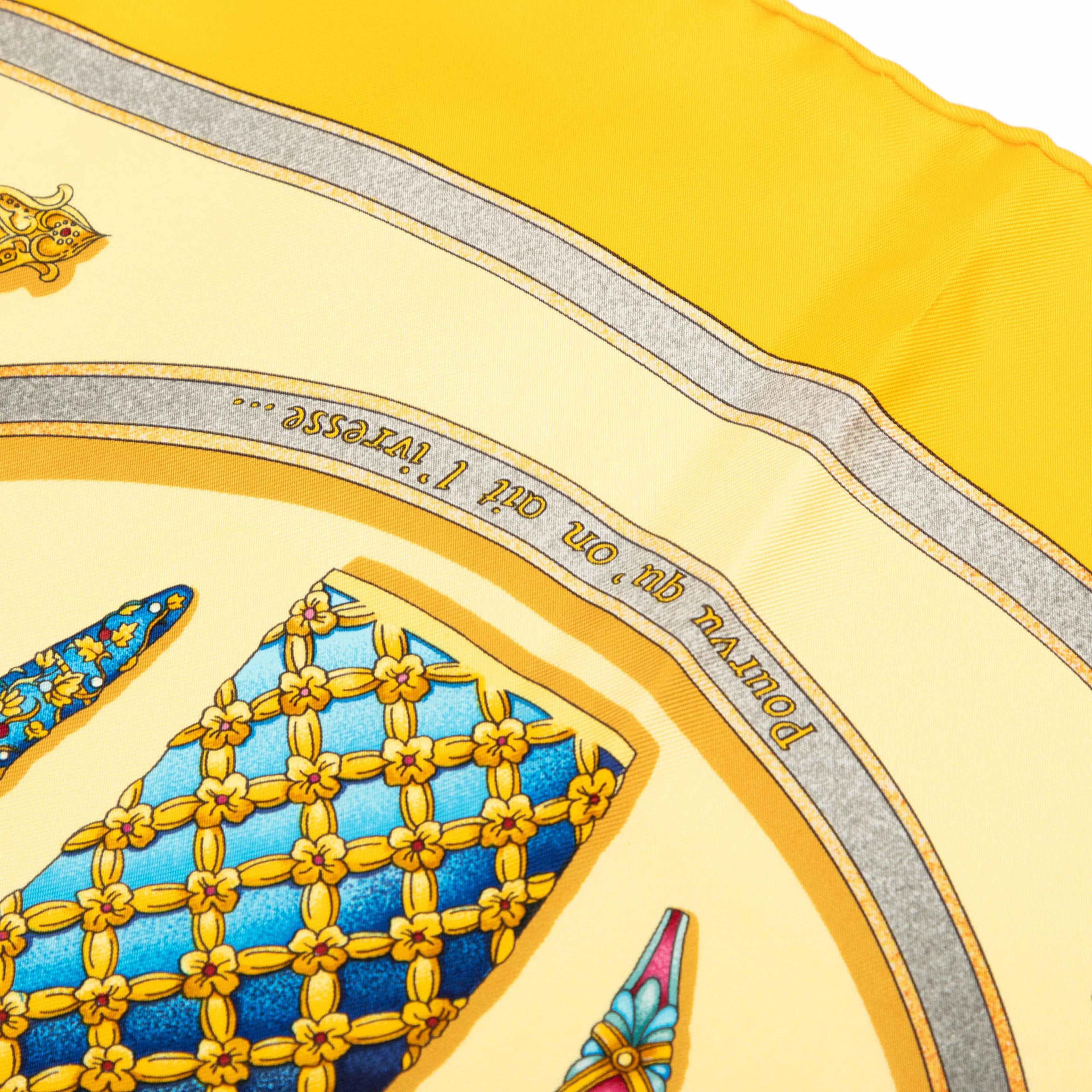 Hermès Qu Importe Le Flacon Silk Scarf 90, från Luxclusif, i färgen gul. Klicka för att öppna bilden i stort format
