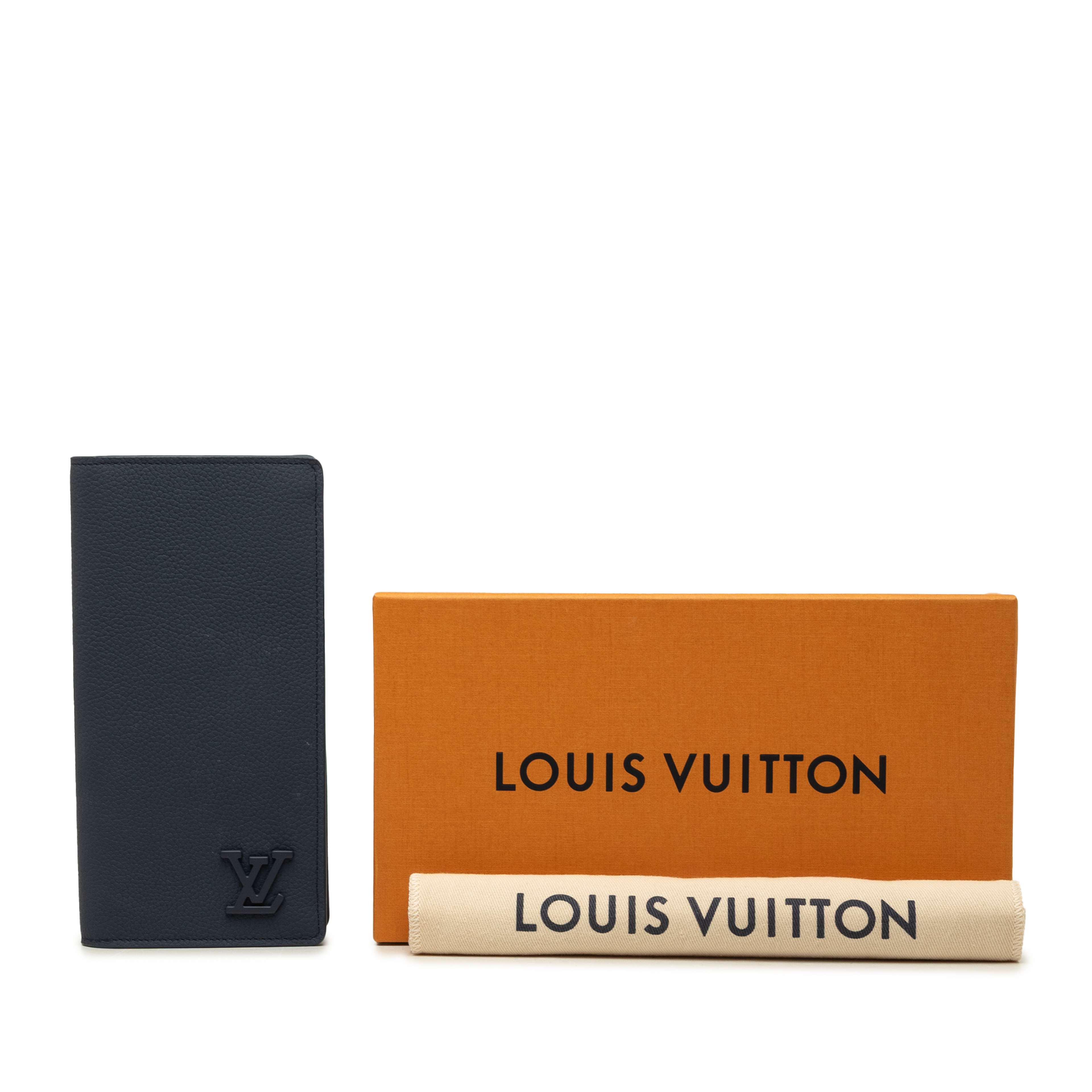 Louis Vuitton Aerogram Brazza Wallet, från Luxclusif, i färgen blå. Klicka för att öppna bilden i stort format
