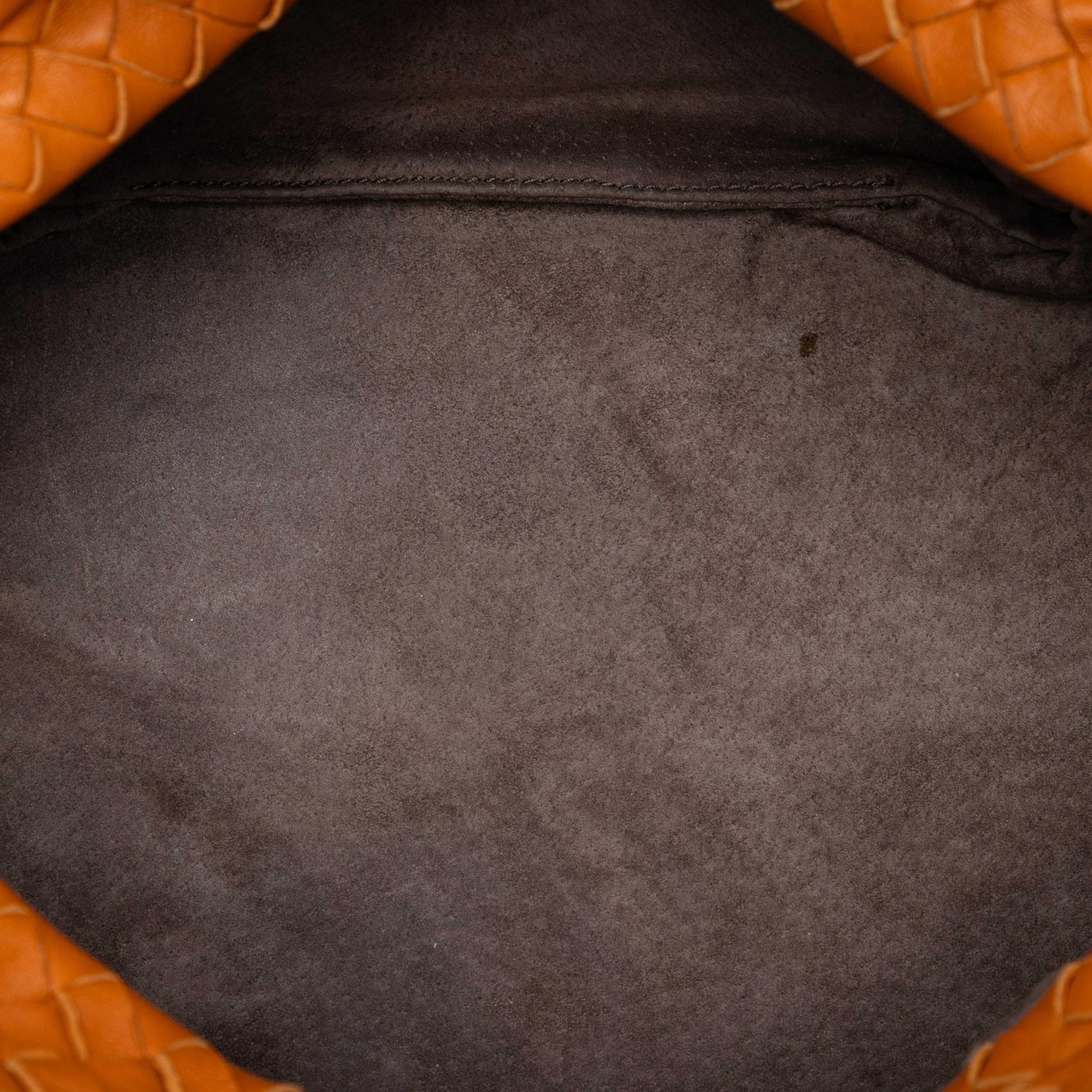 Bottega Veneta Nappa Intrecciato Cube Crossbody, från Luxclusif, i färgen orange. Klicka för att öppna bilden i stort format