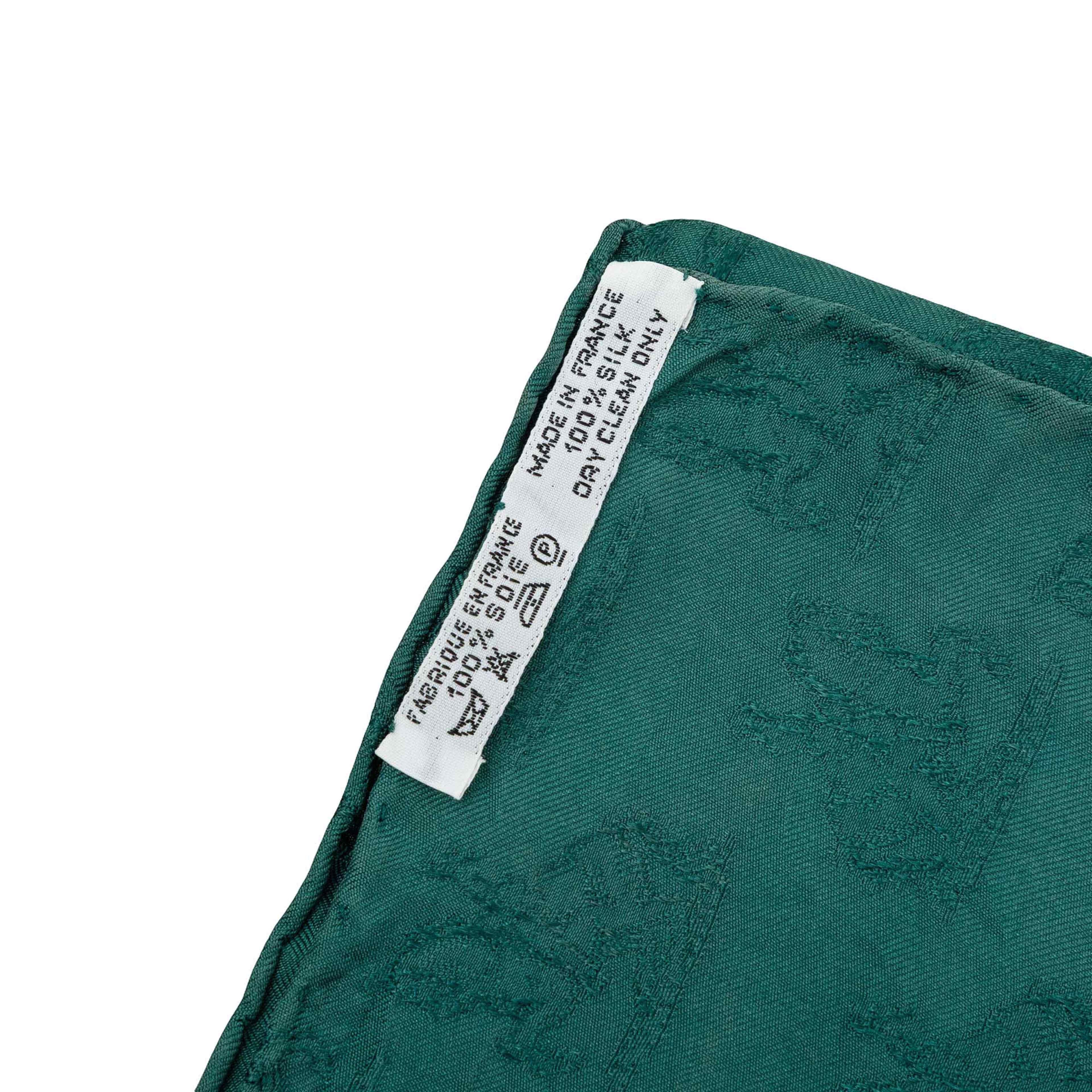 Hermès Par Mefsire Antoine De Plvvinel Silk Scarf 90, från Luxclusif, i färgen grön. Klicka för att öppna bilden i stort format