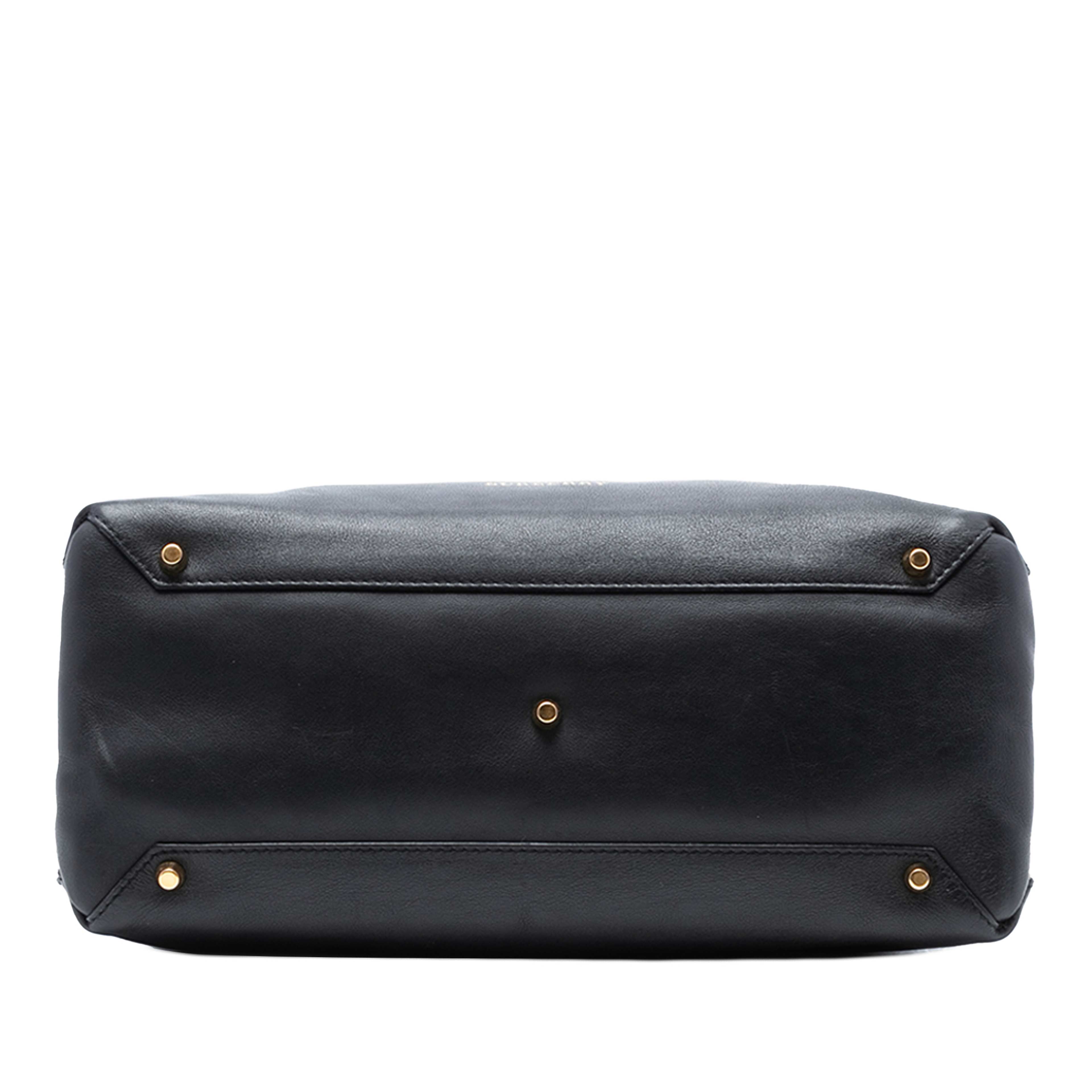 Burberry Medium Leather And House Check Banner Satchel, från Luxclusif, i färgen black. Klicka för att öppna bilden i stort format