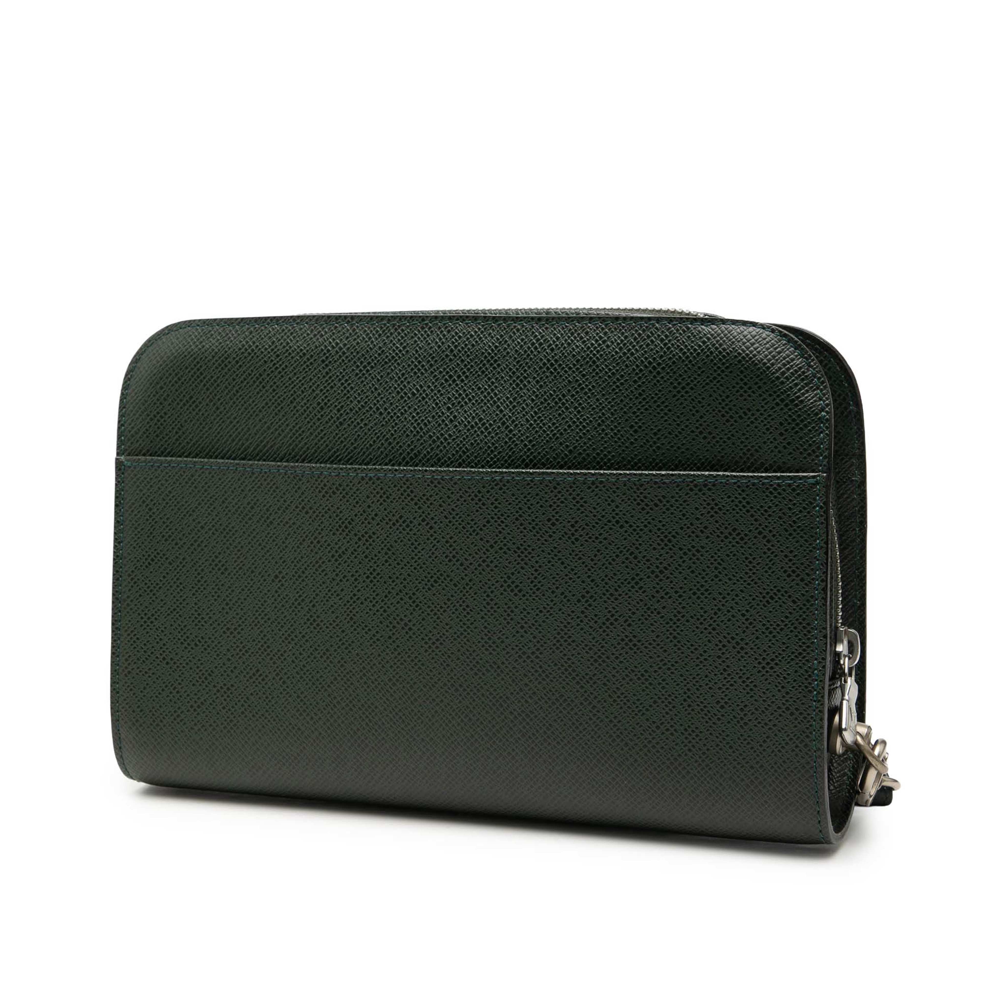 Louis Vuitton Taiga Pochette Baikal, från Luxclusif, i färgen dark green. Klicka för att öppna bilden i stort format