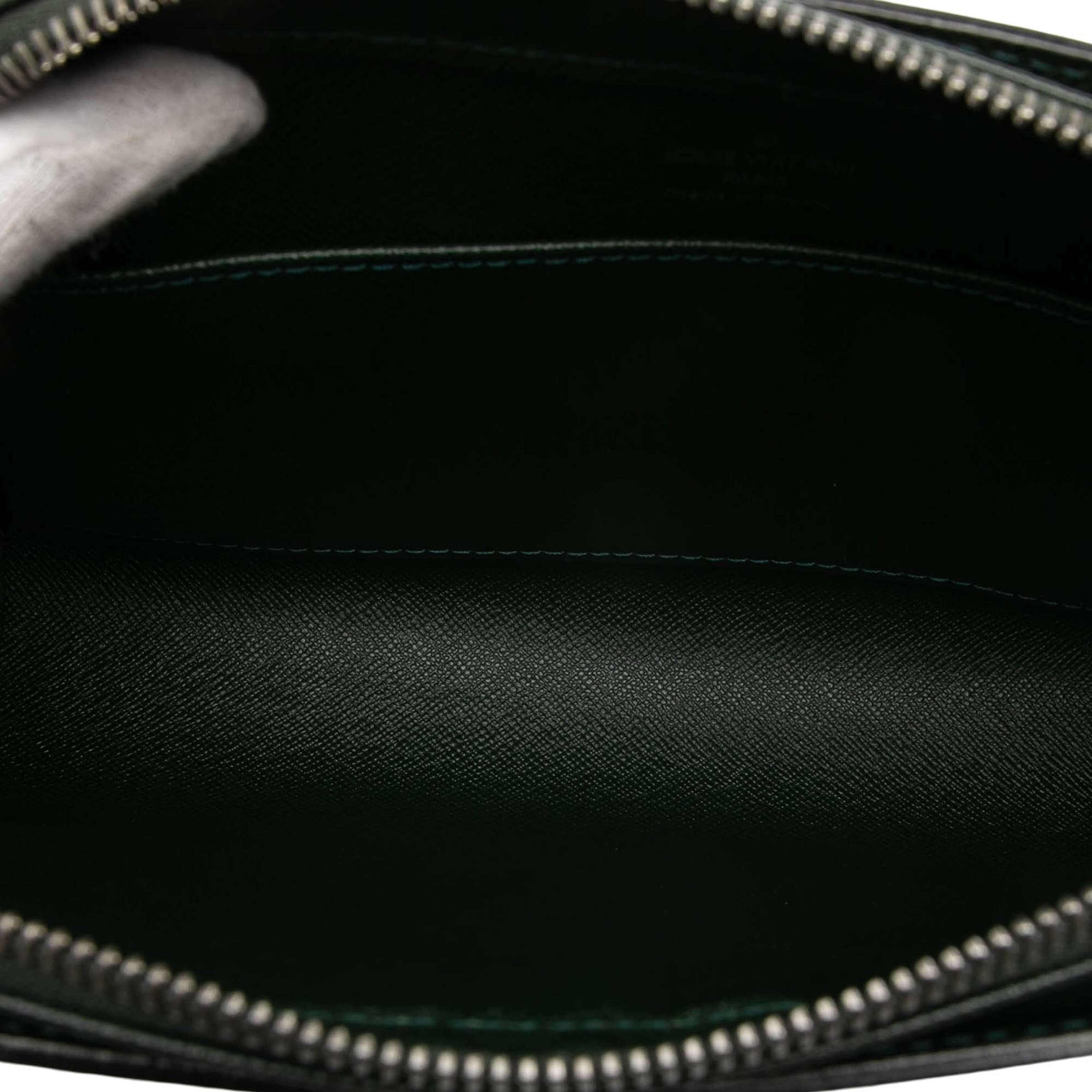 Louis Vuitton Taiga Pochette Baikal, från Luxclusif, i färgen dark green. Klicka för att öppna bilden i stort format