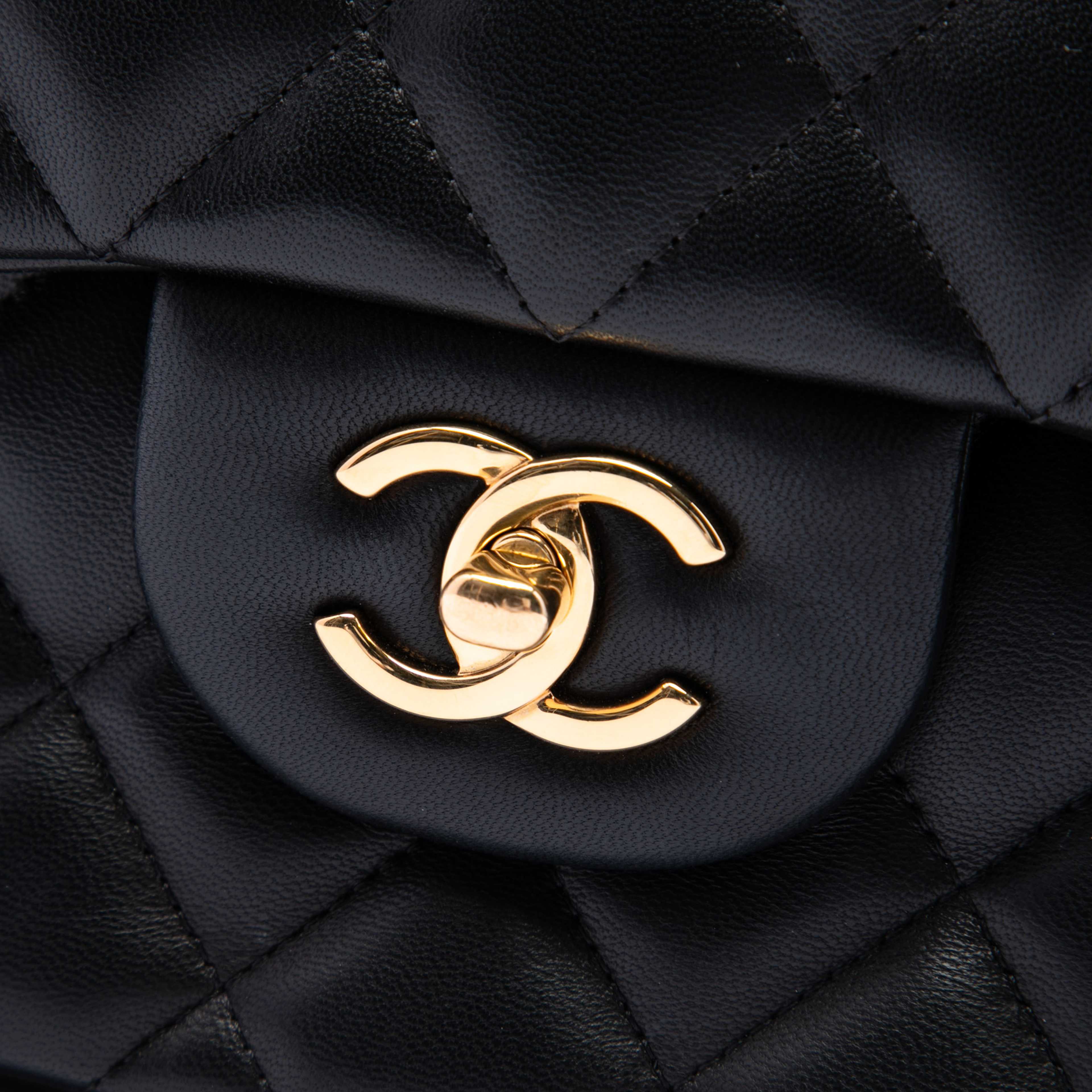 Chanel Jumbo Classic Lambskin Double Flap, från Luxclusif, i färgen svart. Klicka för att öppna bilden i stort format
