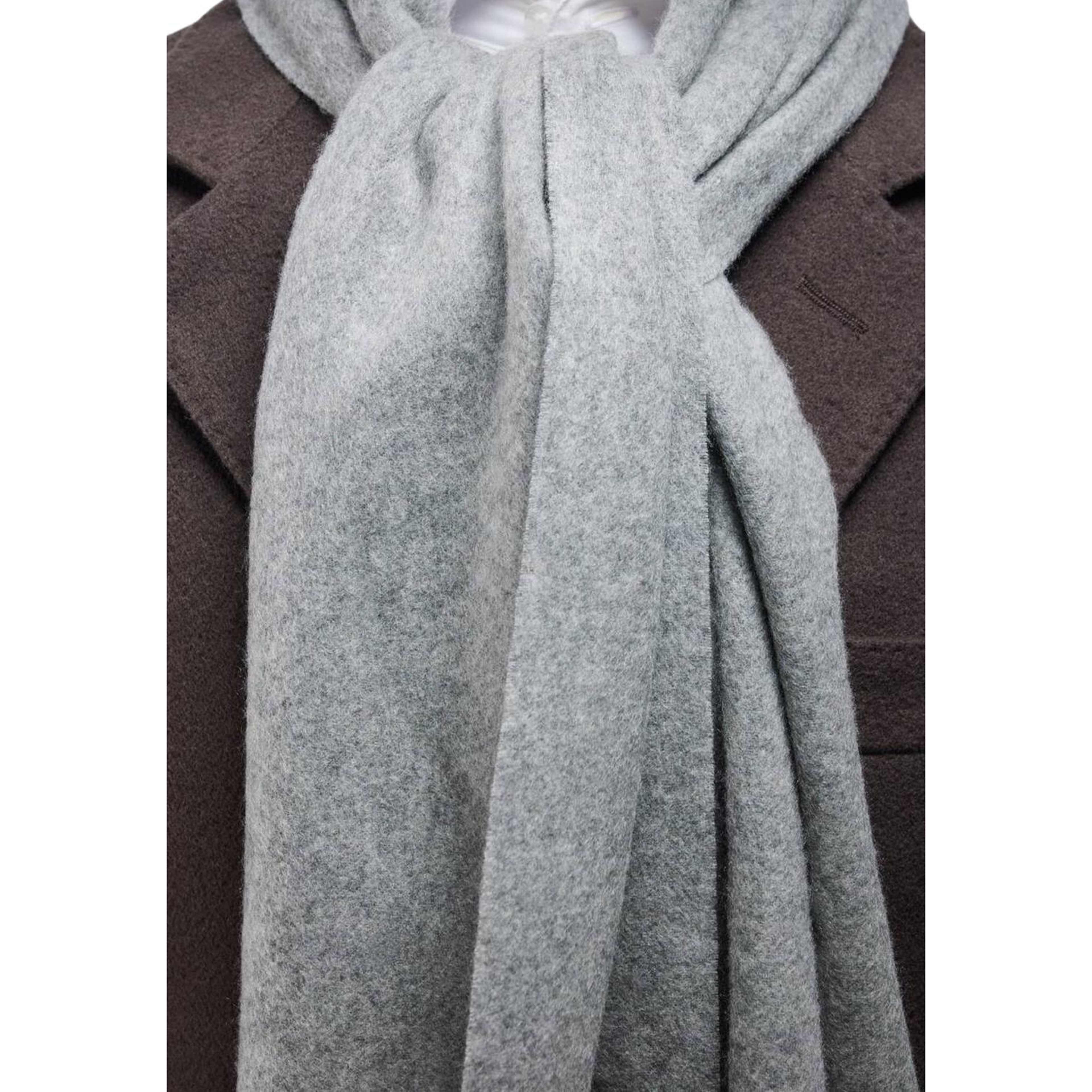 Halsduk Herr, från John Henric, i färgen light grey. Klicka för att öppna bilden i stort format
