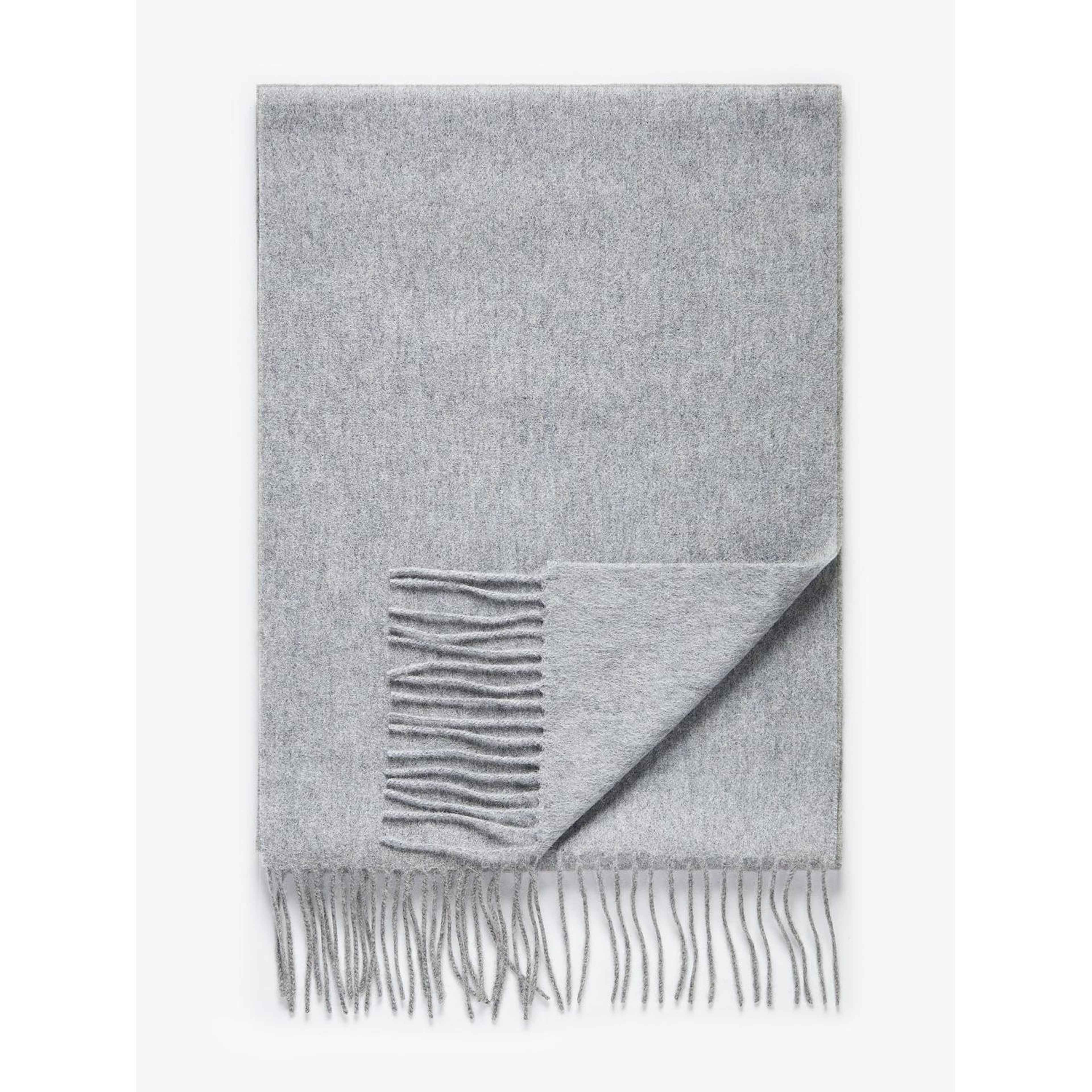 Halsduk Herr, från John Henric, i färgen light grey. Klicka för att öppna bilden i stort format