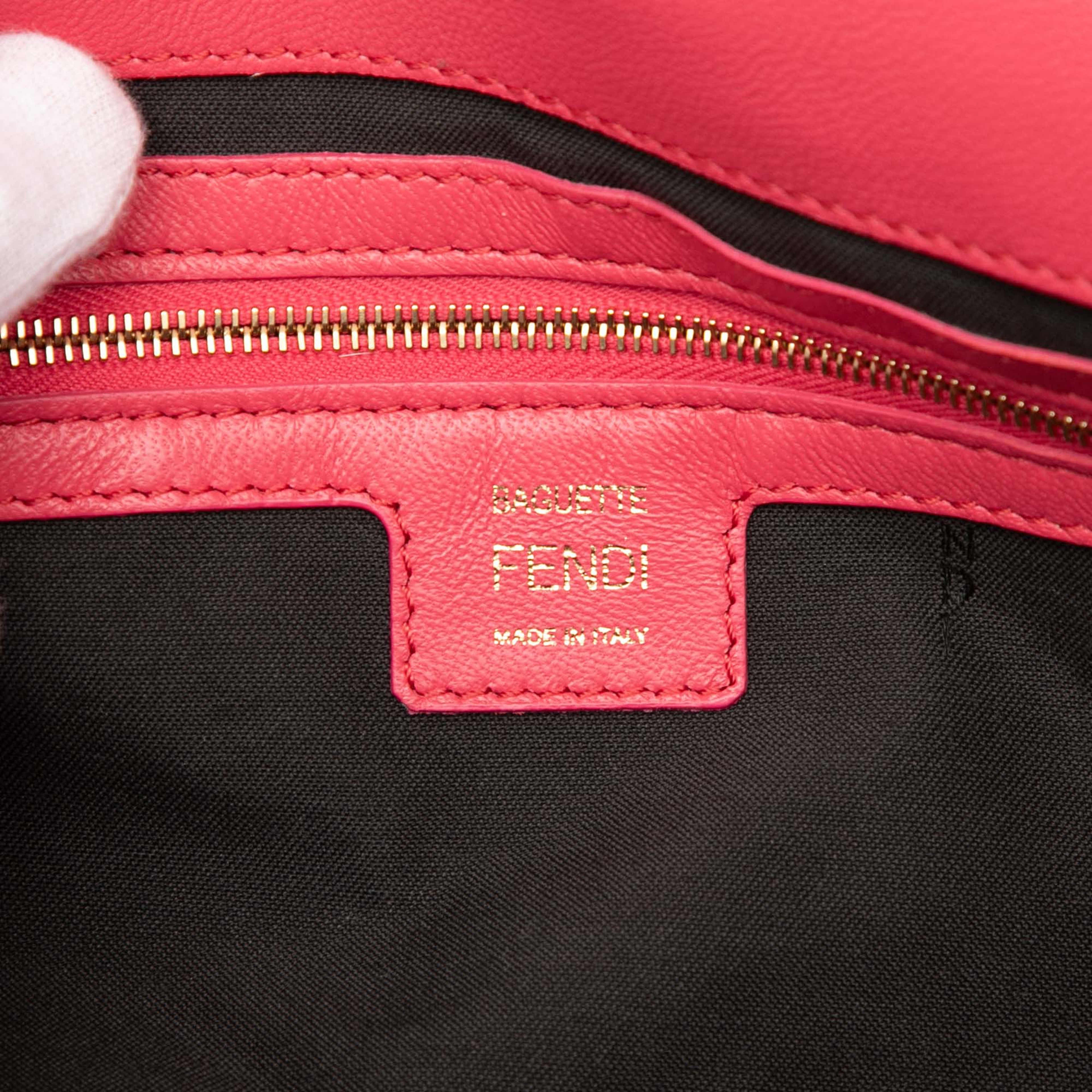 Fendi Zucca Embossed Leather Baguette Satchel, från Luxclusif, i färgen strawberry. Klicka för att öppna bilden i stort format