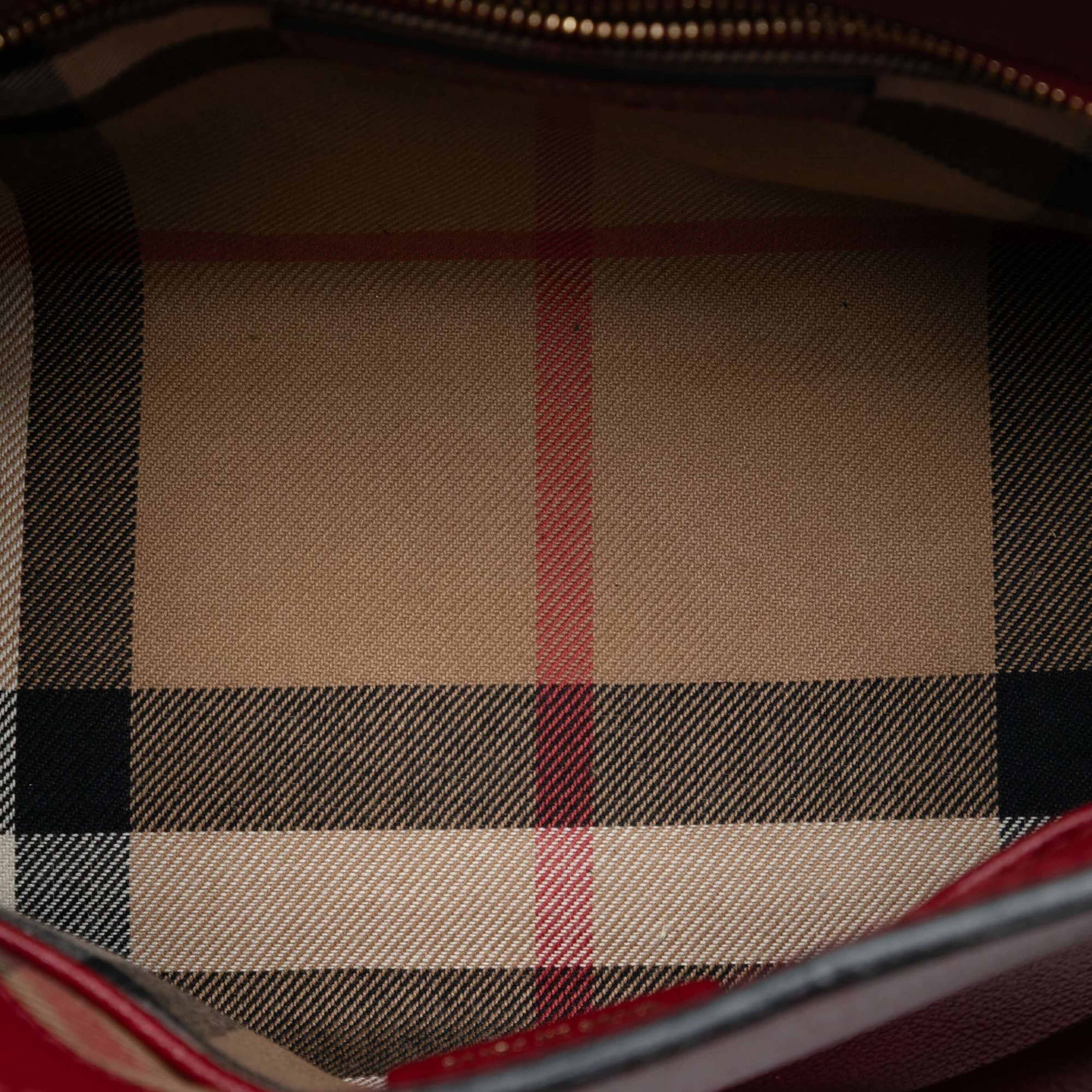 Burberry Small Grained Leather Buckle Tote, från Luxclusif, i färgen red. Klicka för att öppna bilden i stort format