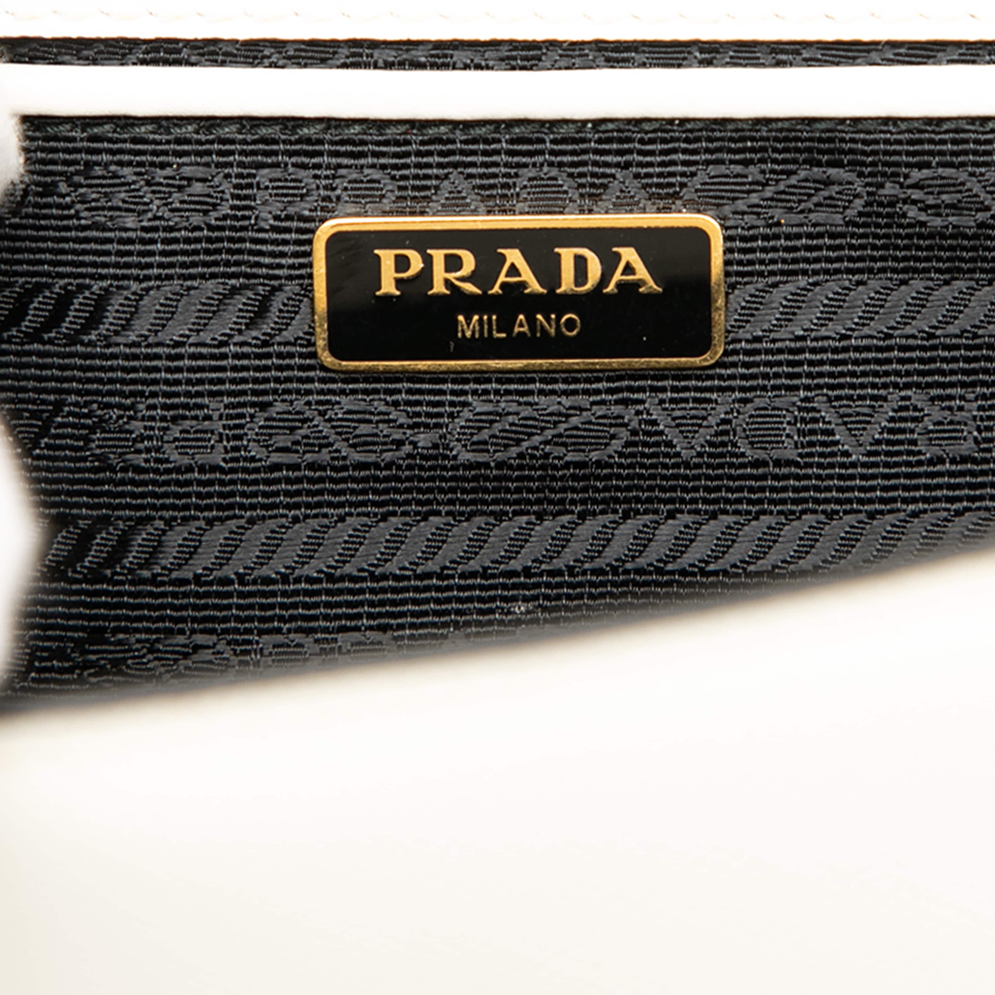 Prada Saffiano Lux Envelope Chain Flap, från Luxclusif, i färgen white. Klicka för att öppna bilden i stort format