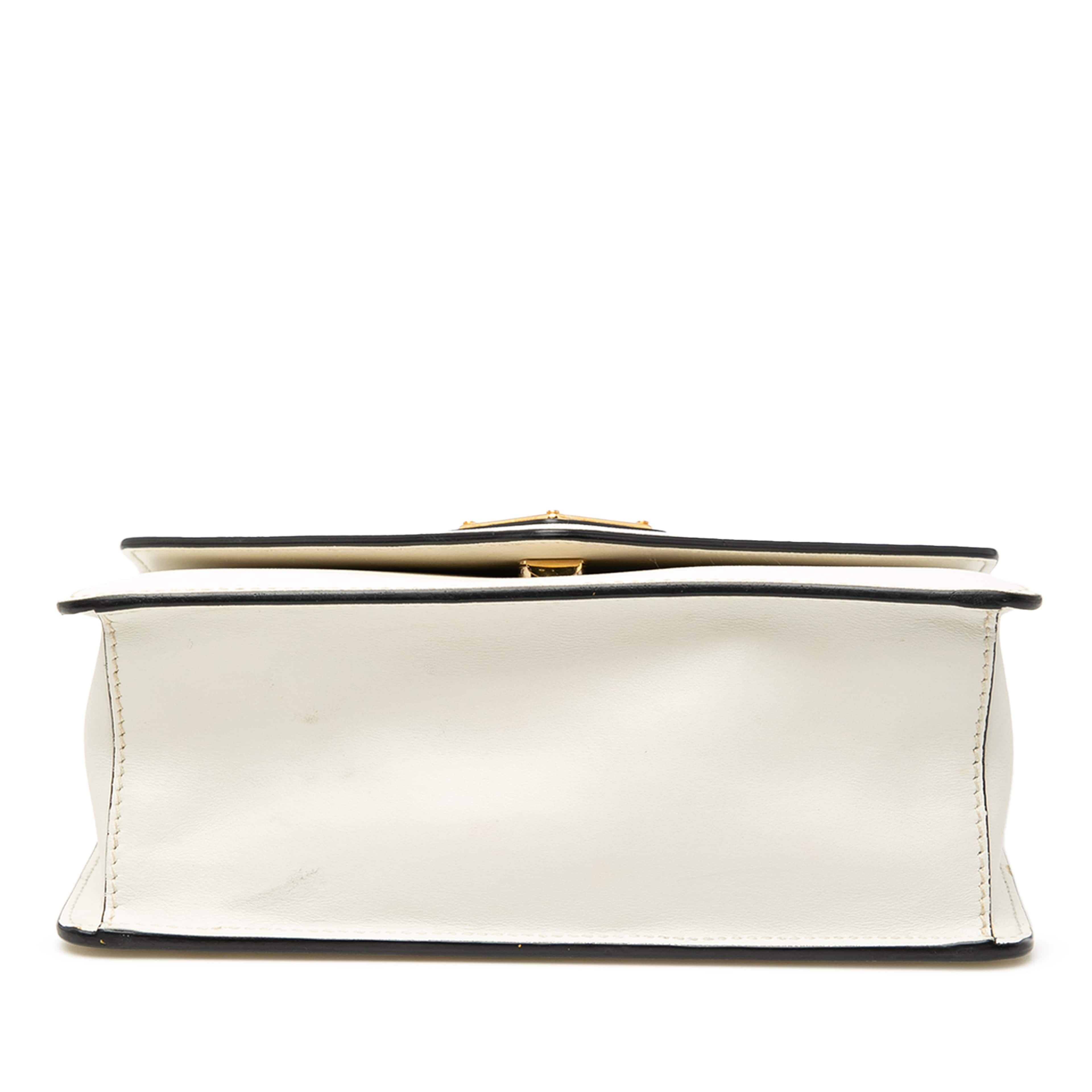 Prada Saffiano Lux Envelope Chain Flap, från Luxclusif, i färgen white. Klicka för att öppna bilden i stort format