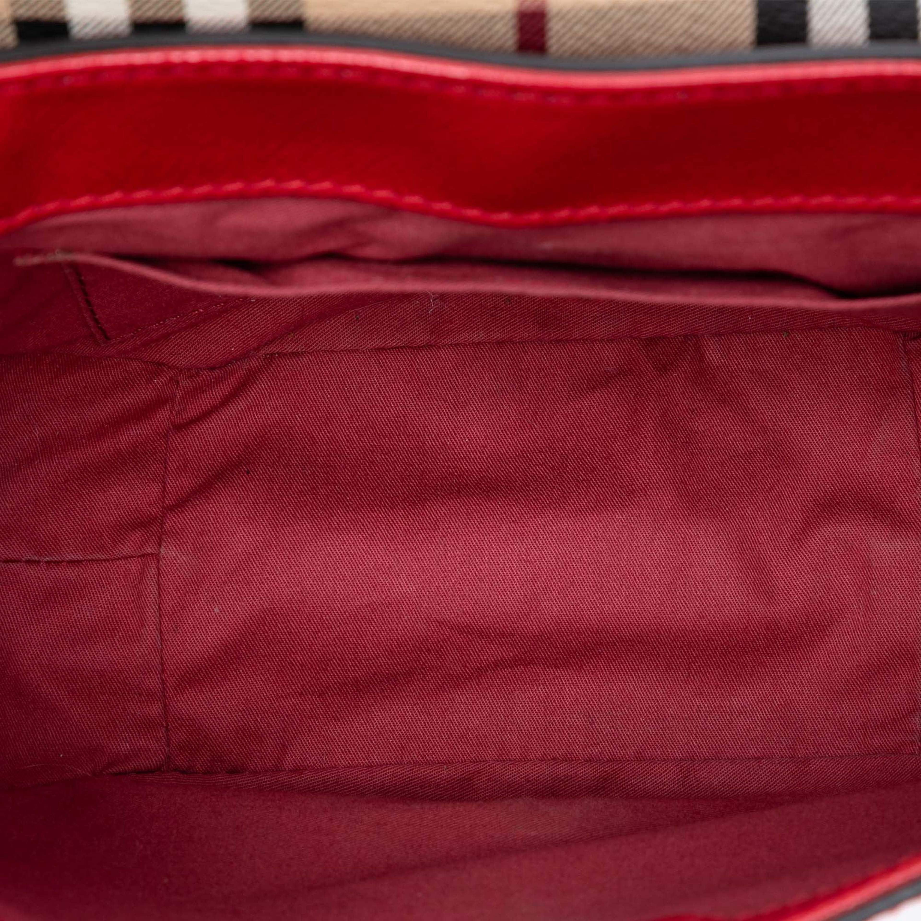 Burberry Patent Leather And Haymarket Check Coated Canvas Maydown Crossbody, från Luxclusif, i färgen red. Klicka för att öppna bilden i stort format