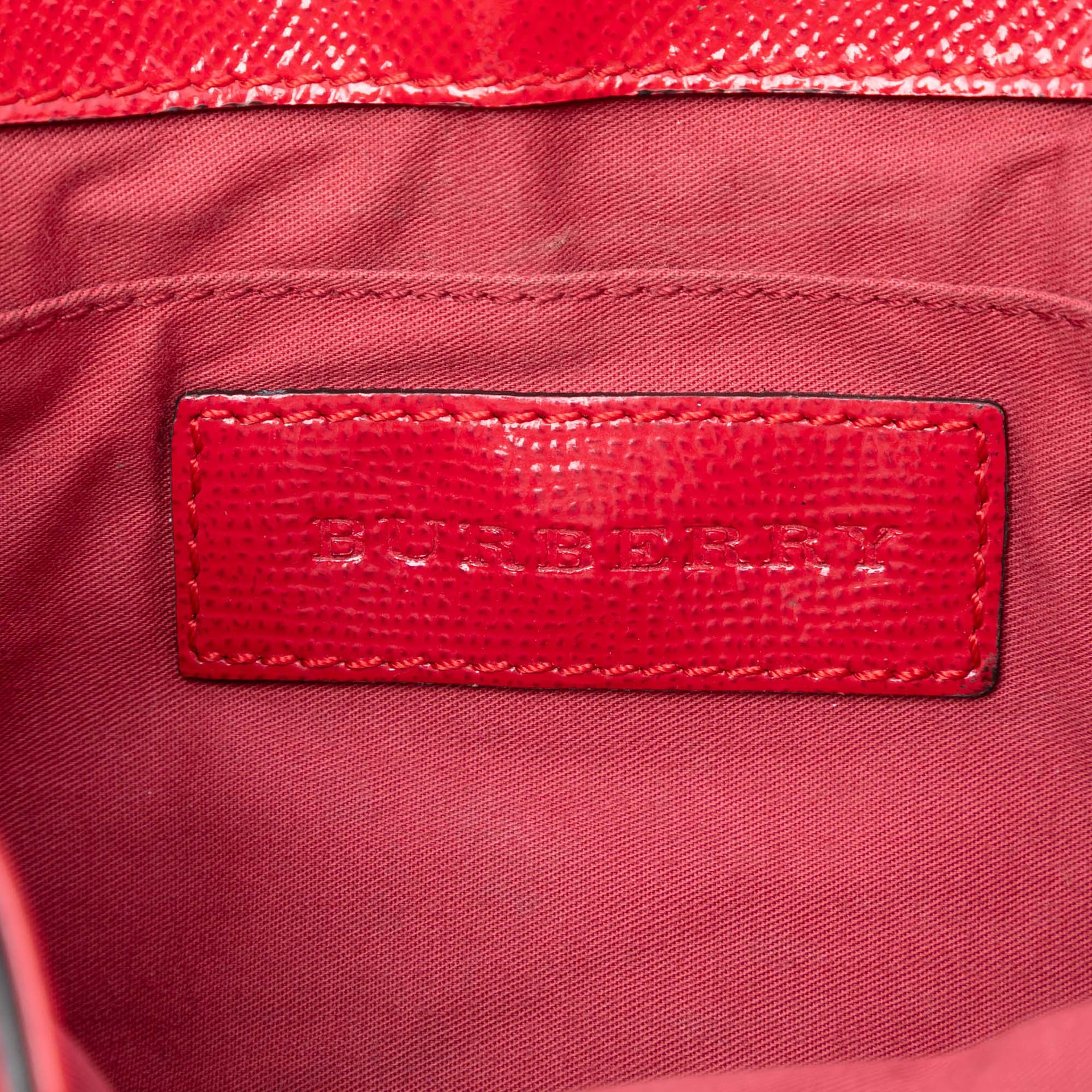 Burberry Patent Leather And Haymarket Check Coated Canvas Maydown Crossbody, från Luxclusif, i färgen red. Klicka för att öppna bilden i stort format