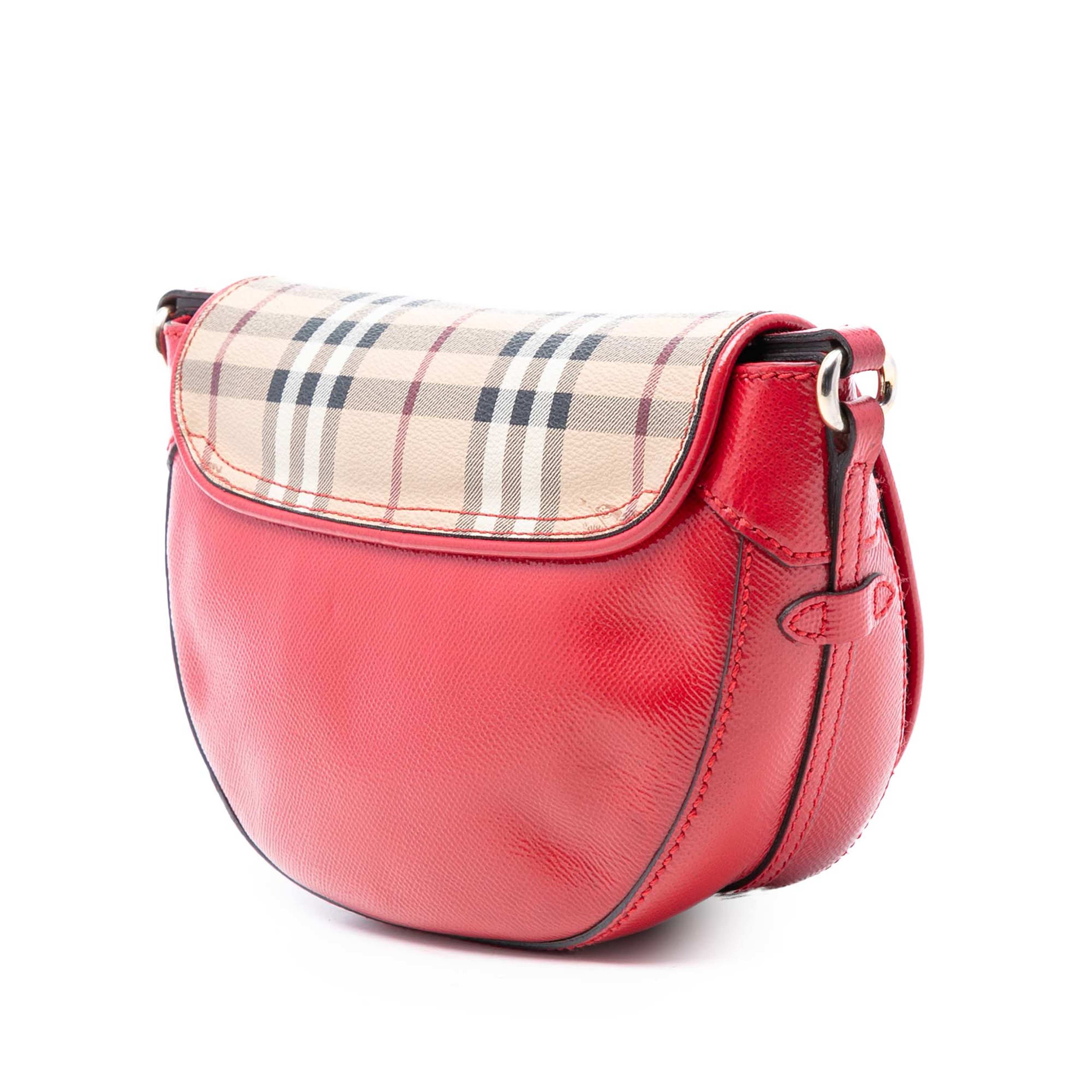 Burberry Patent Leather And Haymarket Check Coated Canvas Maydown Crossbody, från Luxclusif, i färgen red. Klicka för att öppna bilden i stort format